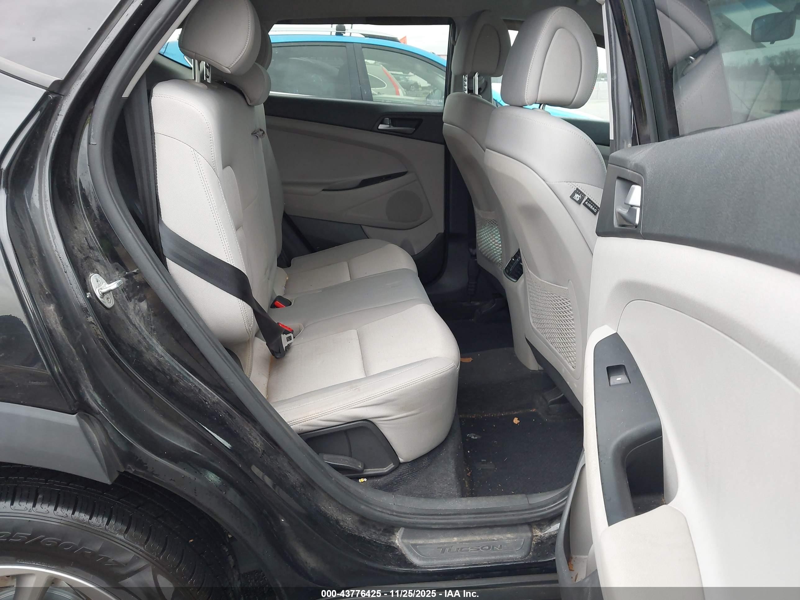 HYUNDAI TUCSON image 8