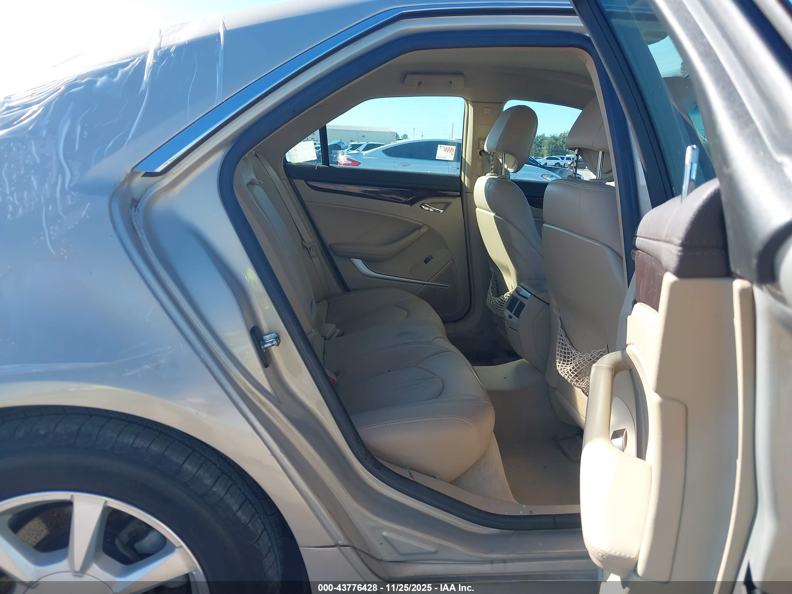 CADILLAC CTS image 8