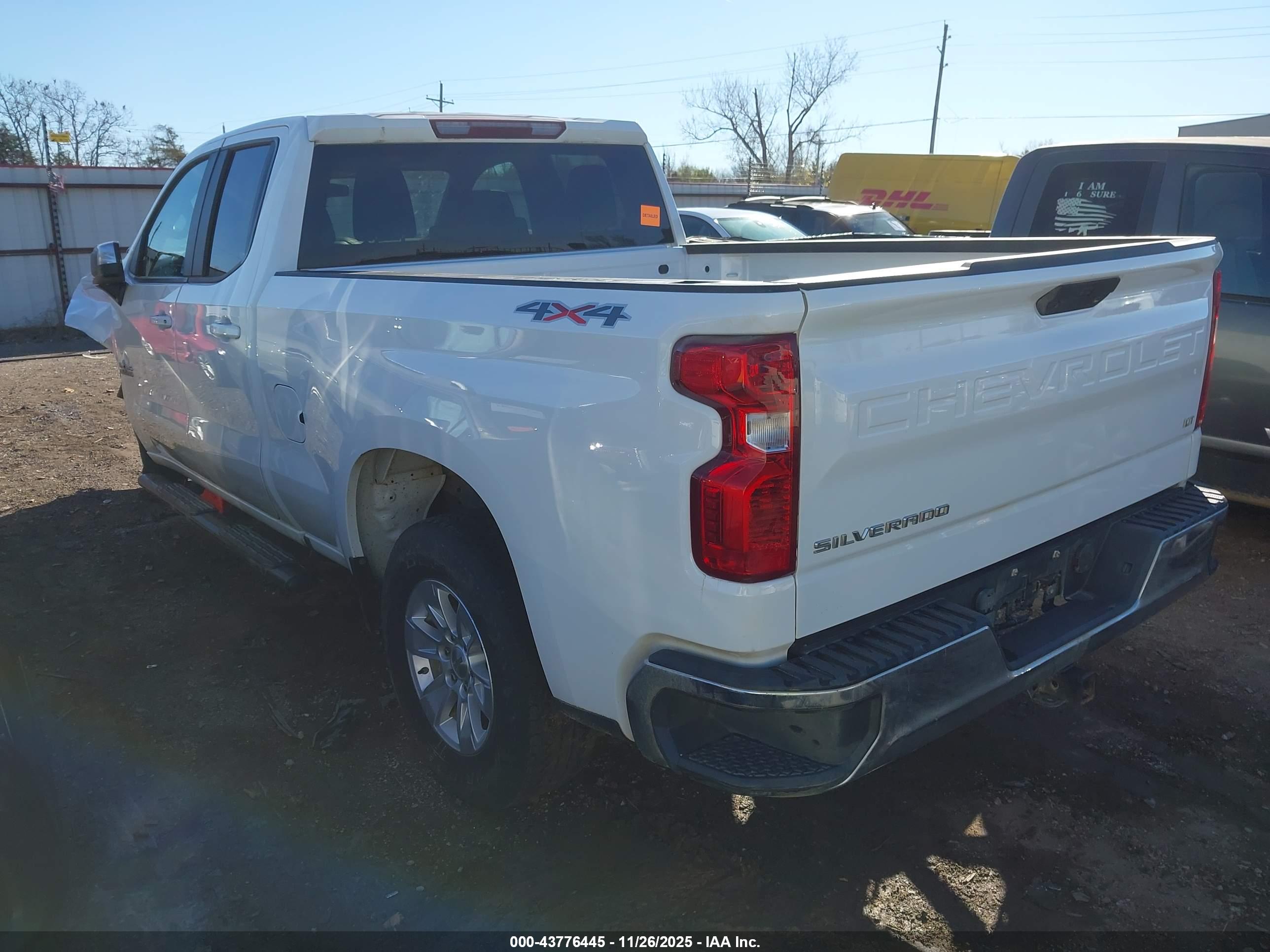 CHEVROLET SILVERADO image 3