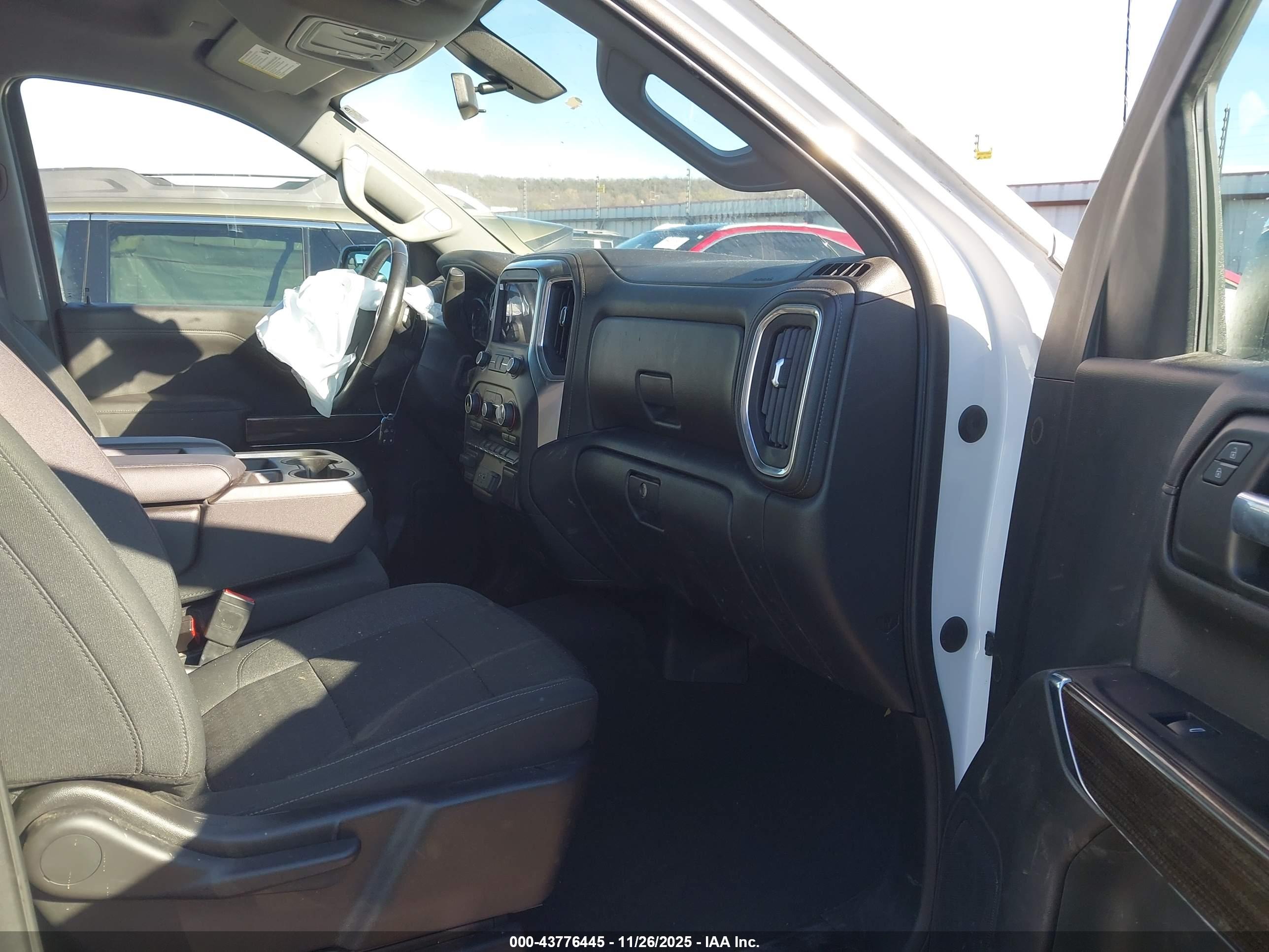 CHEVROLET SILVERADO image 5