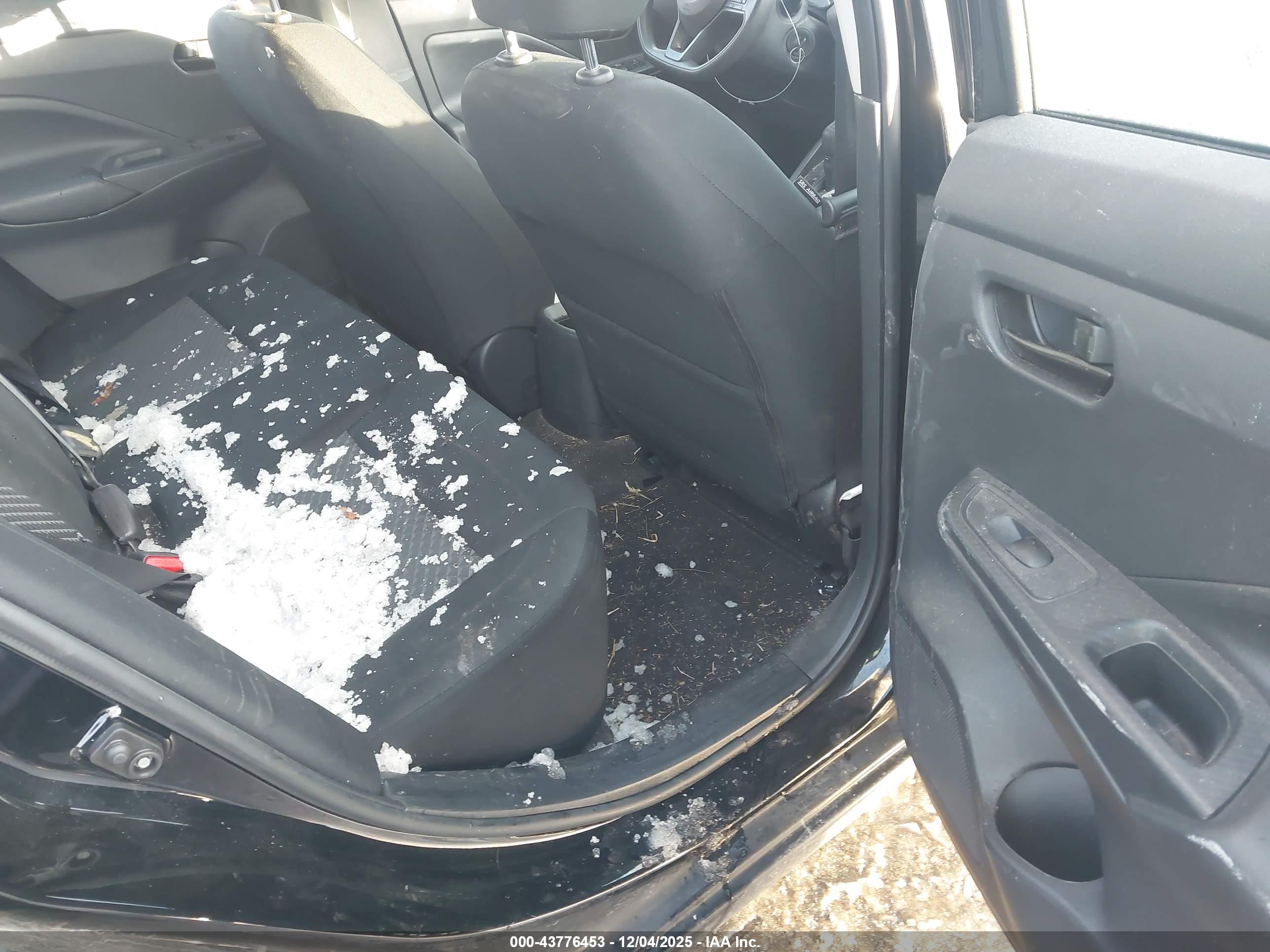 NISSAN VERSA image 8