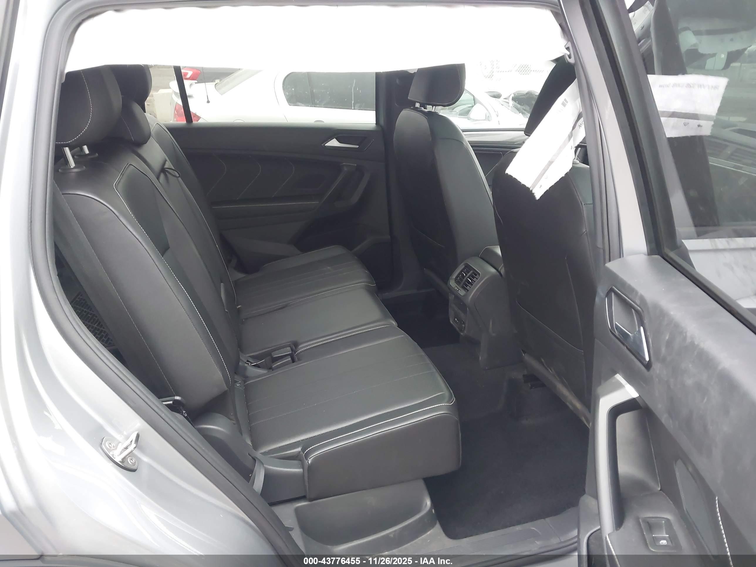 VOLKSWAGEN TIGUAN image 8