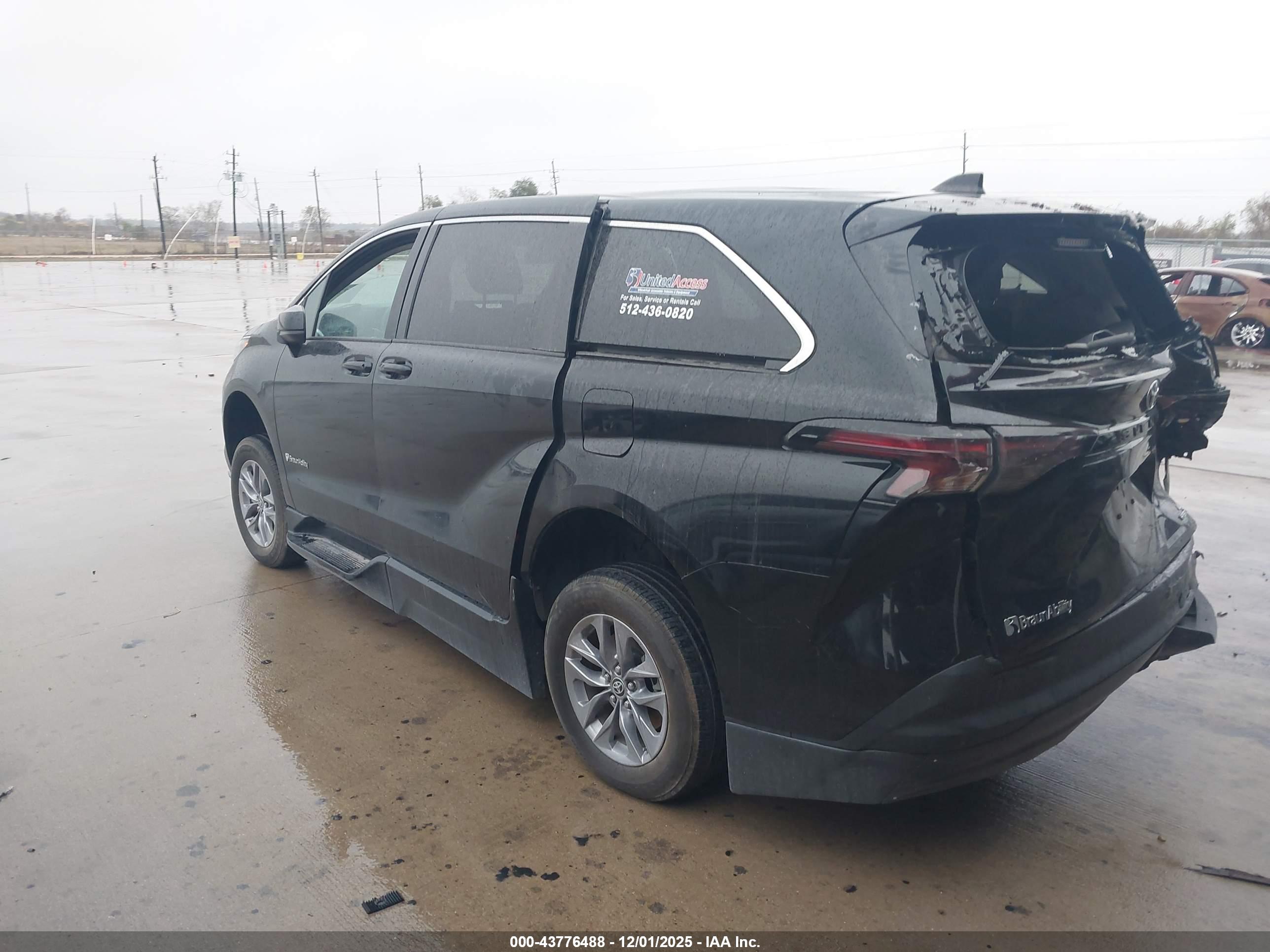 TOYOTA SIENNA image 3