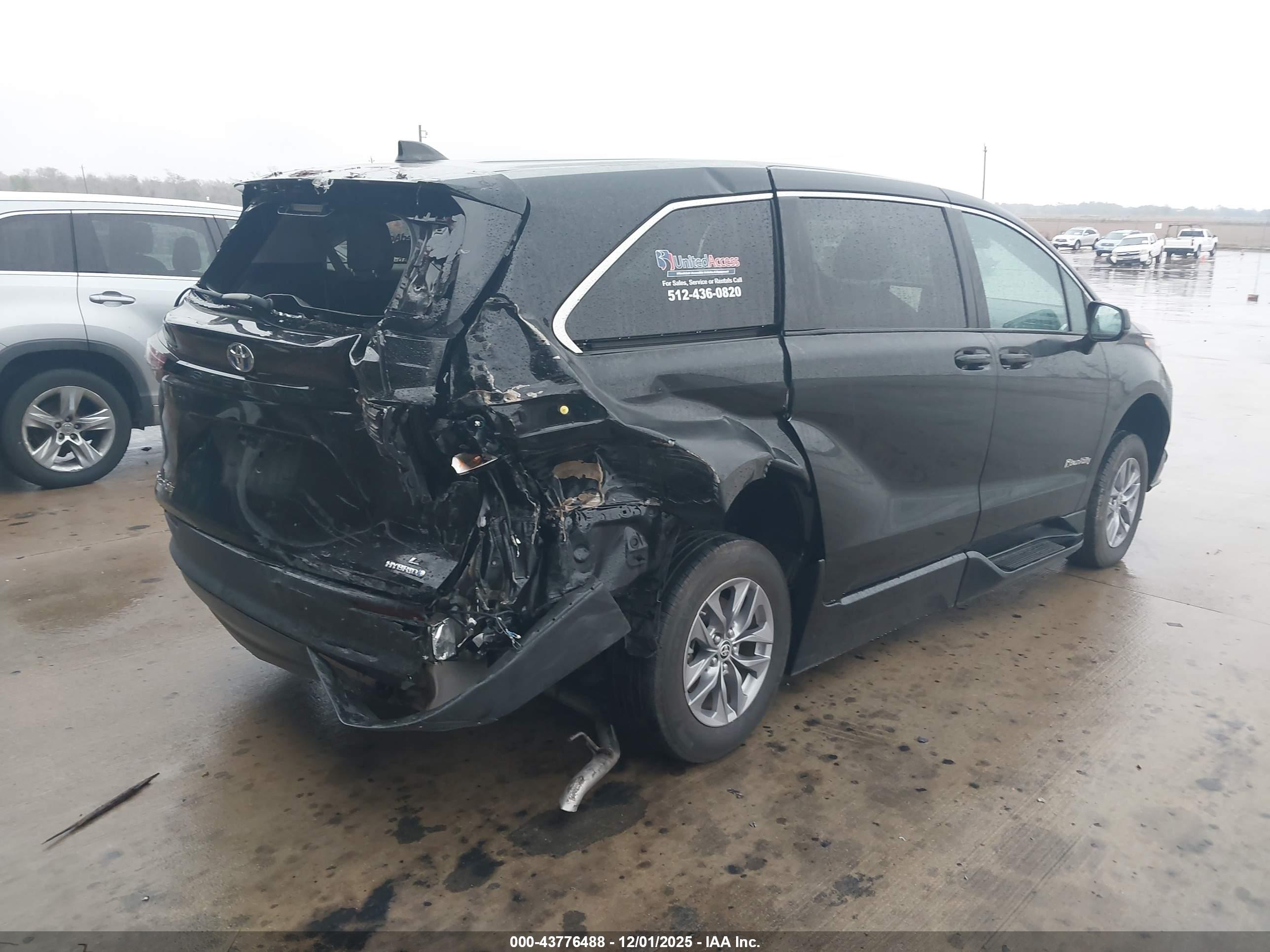 TOYOTA SIENNA image 4
