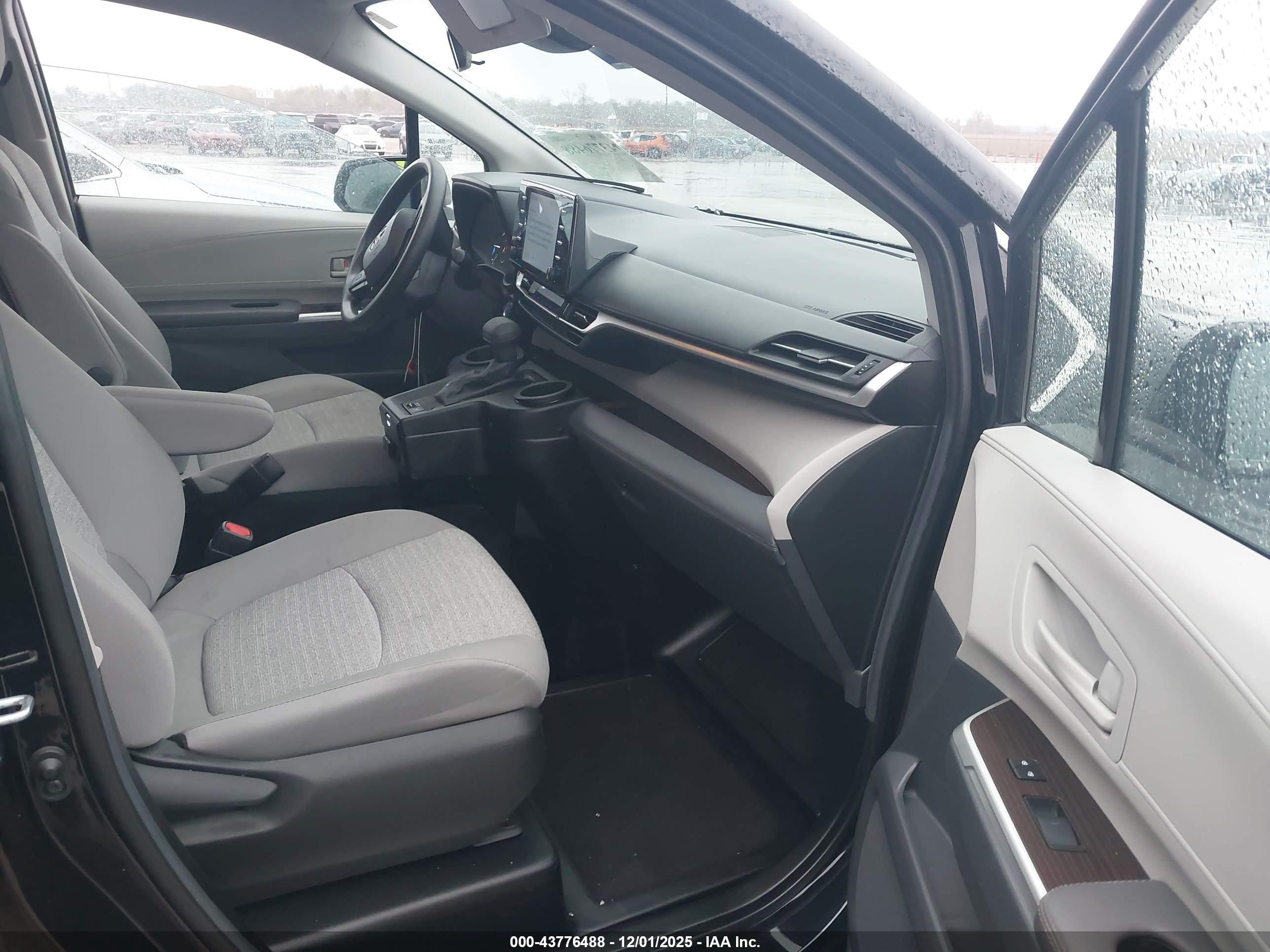 TOYOTA SIENNA image 5