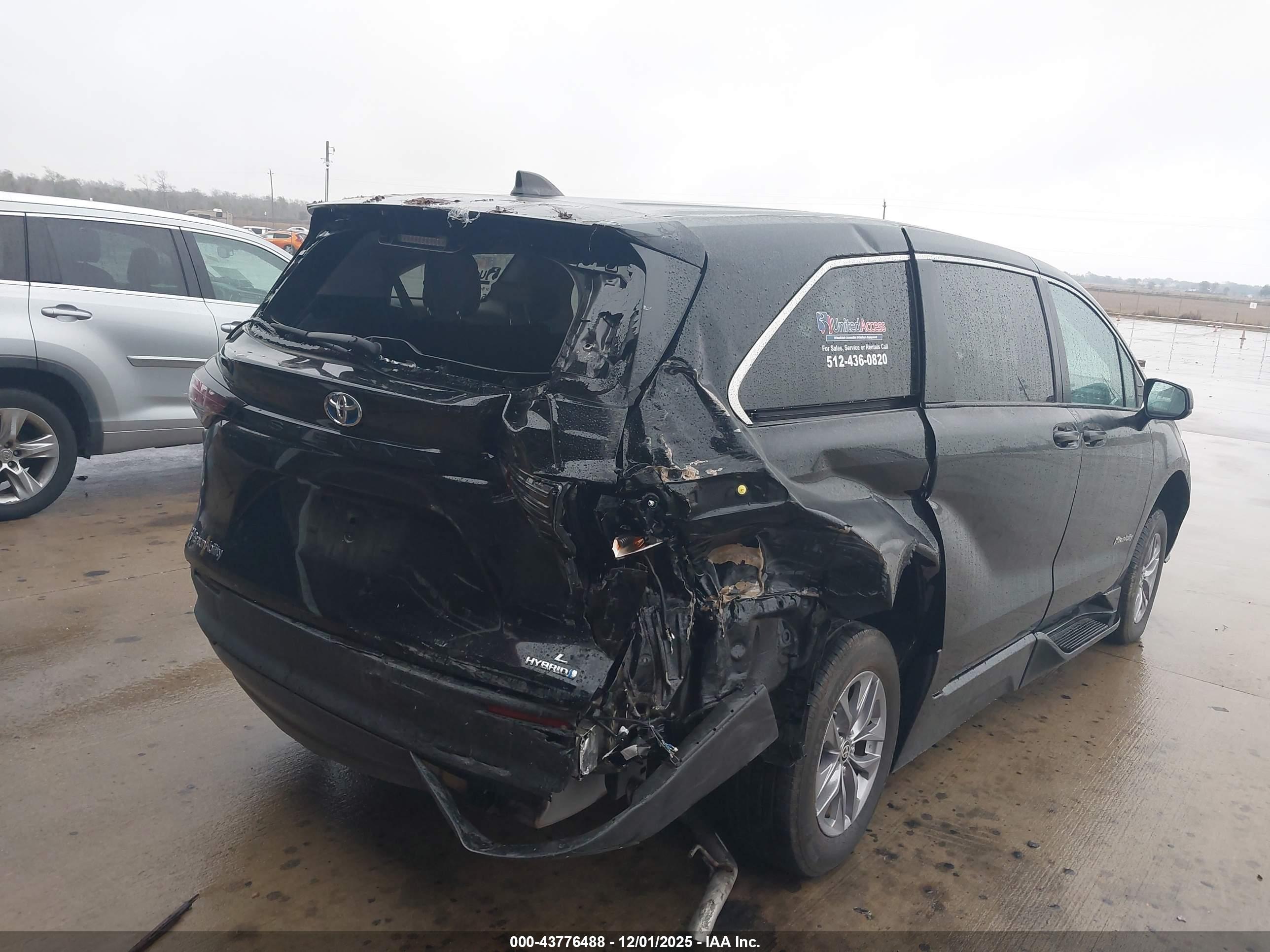 TOYOTA SIENNA image 6
