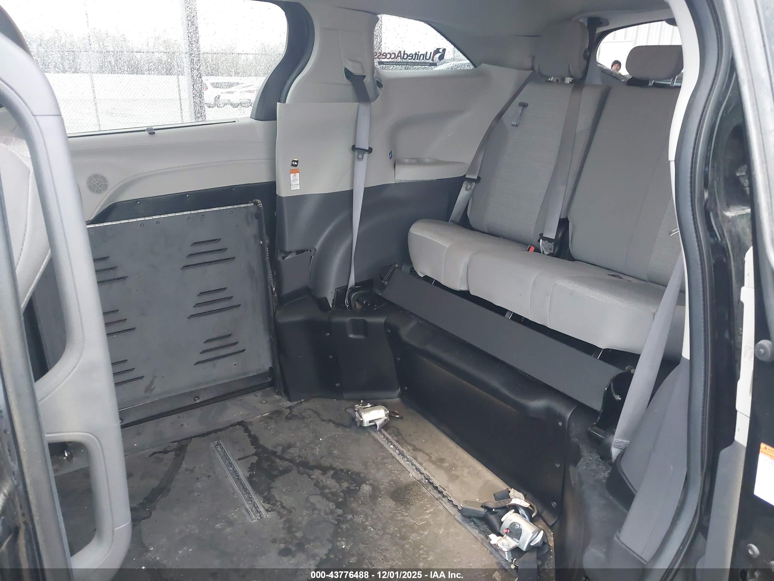 TOYOTA SIENNA image 8