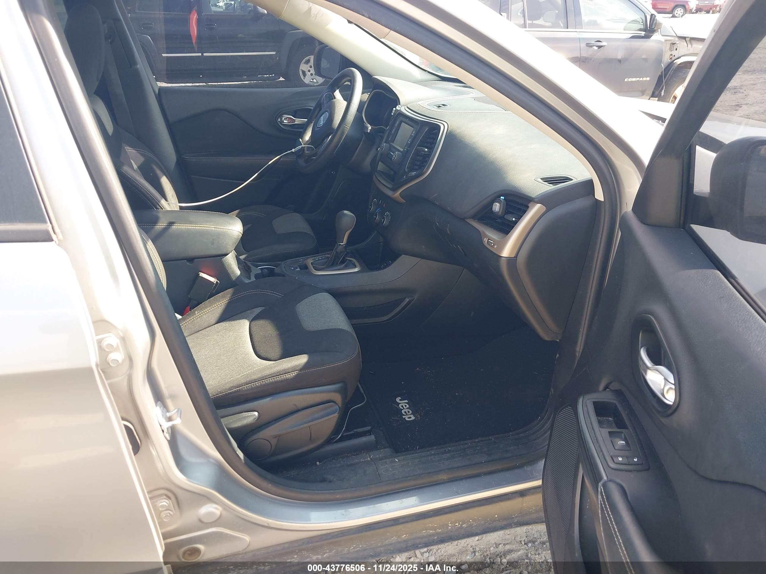 JEEP CHEROKEE image 5