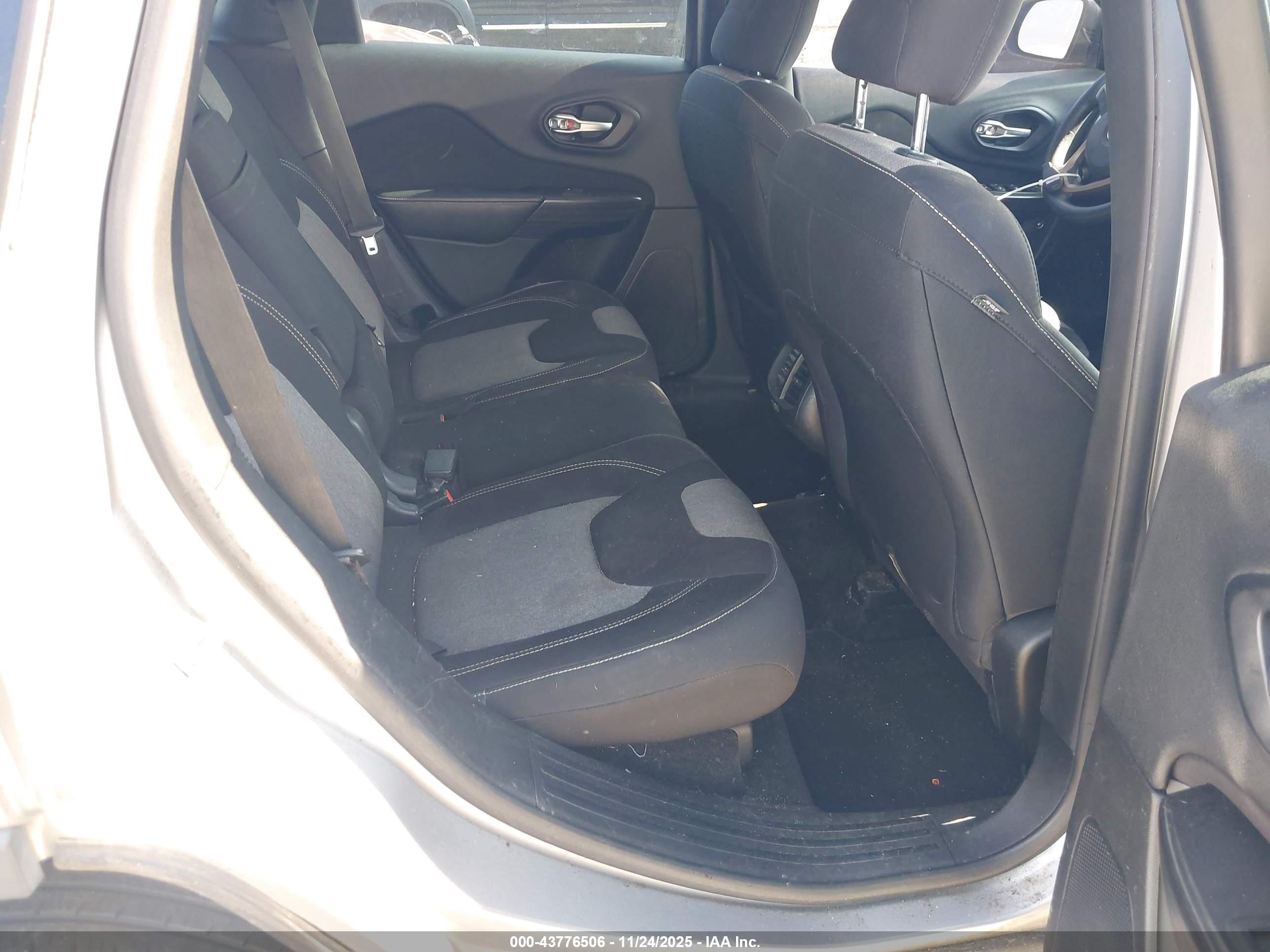 JEEP CHEROKEE image 8