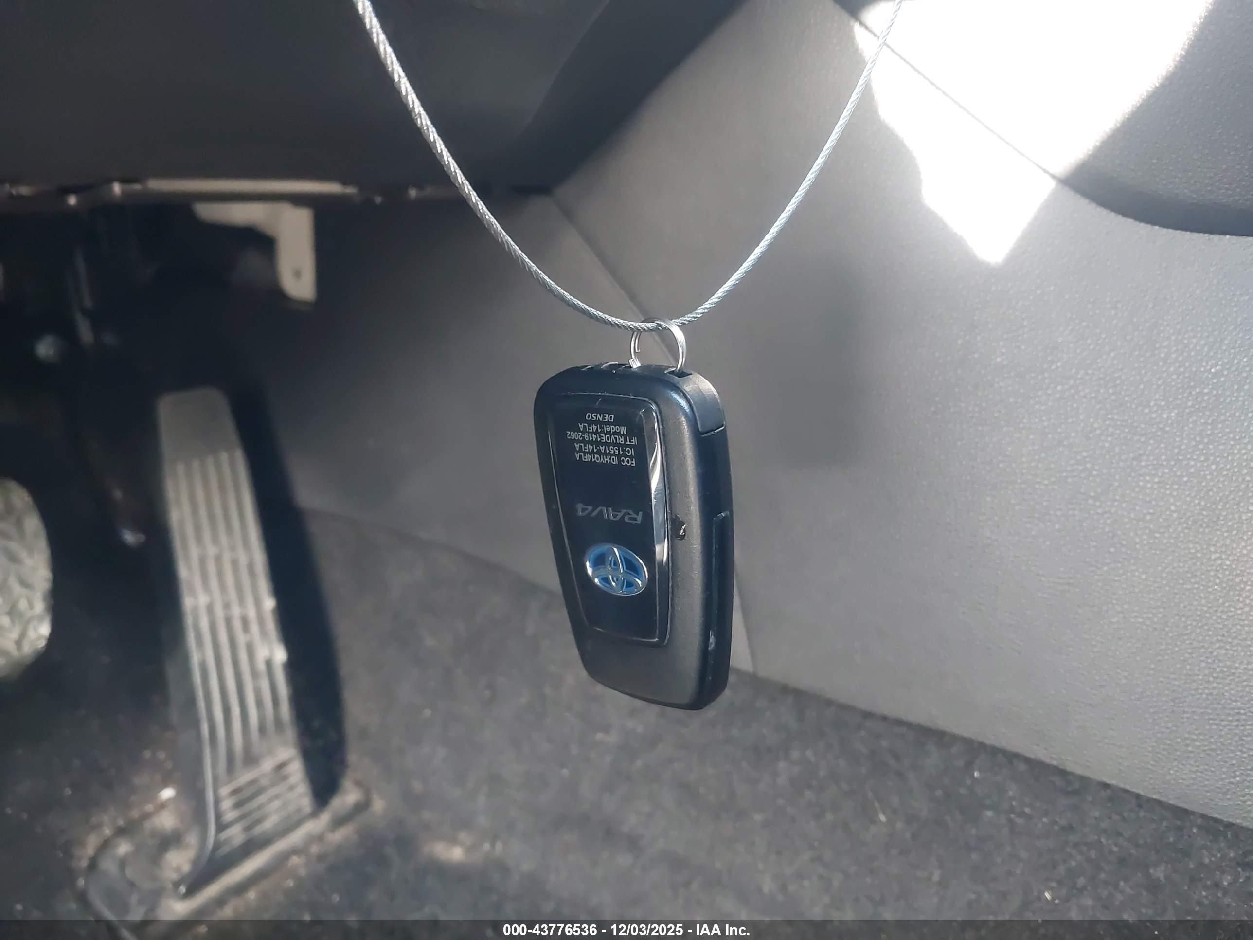 TOYOTA RAV4 image 11