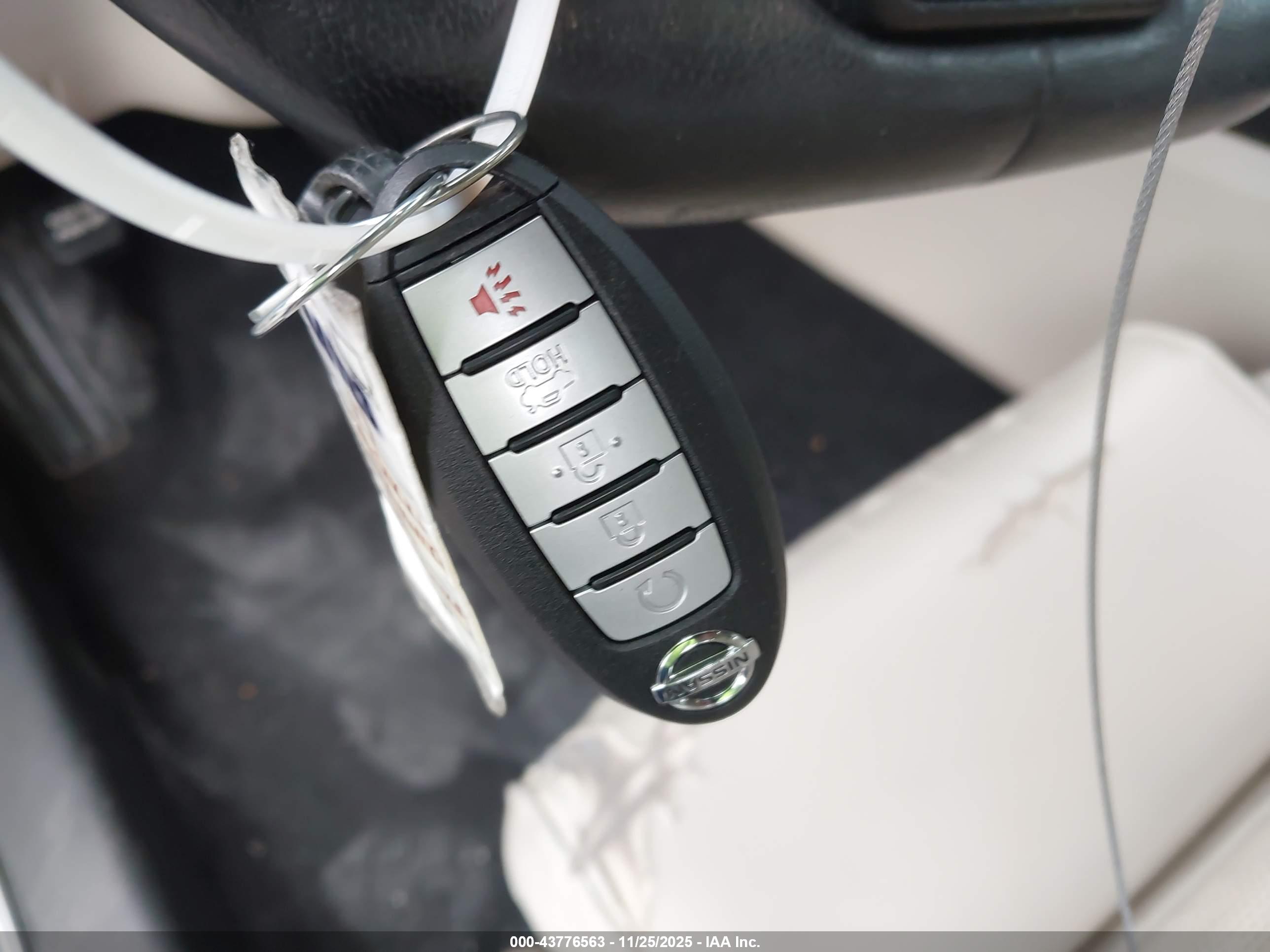 NISSAN MAXIMA image 11