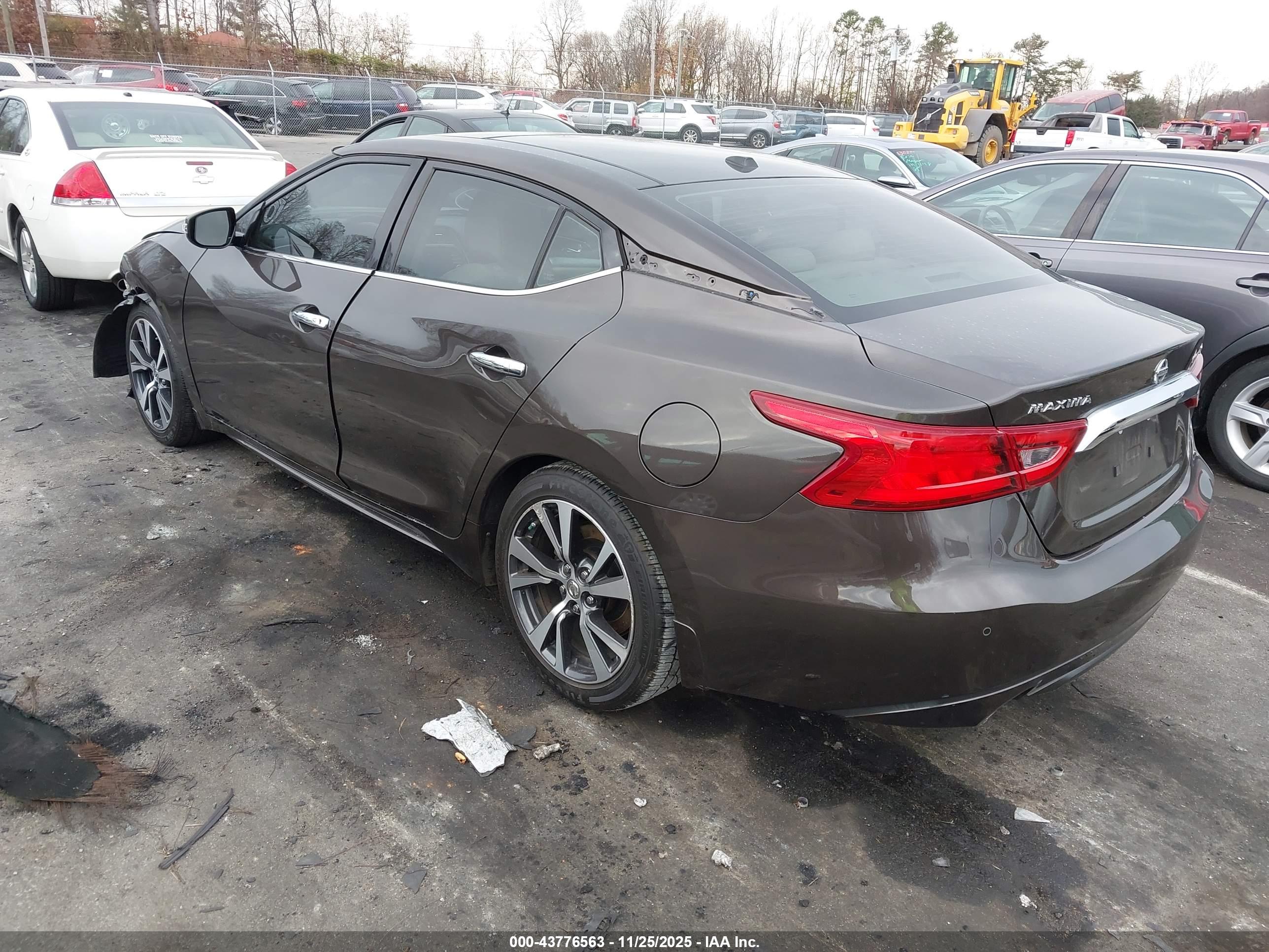 NISSAN MAXIMA image 3