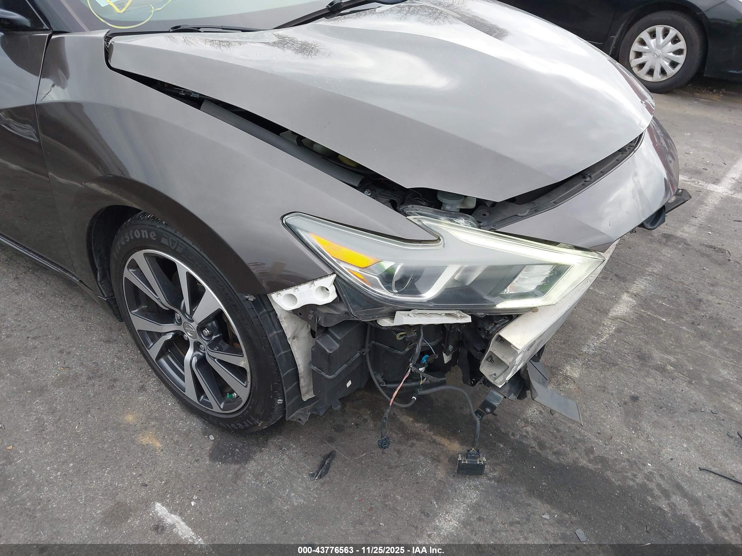 NISSAN MAXIMA image 6