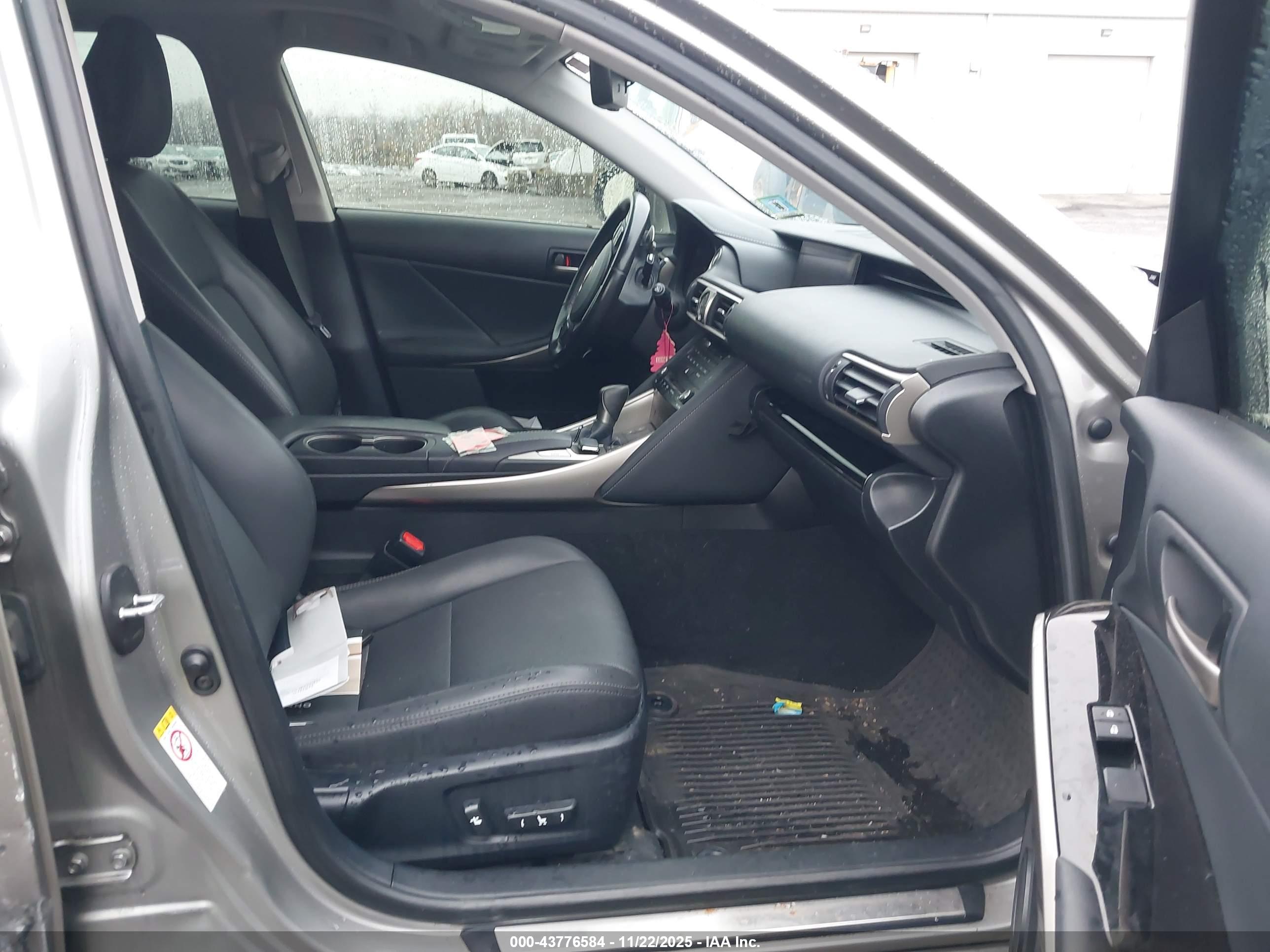 LEXUS IS image 5