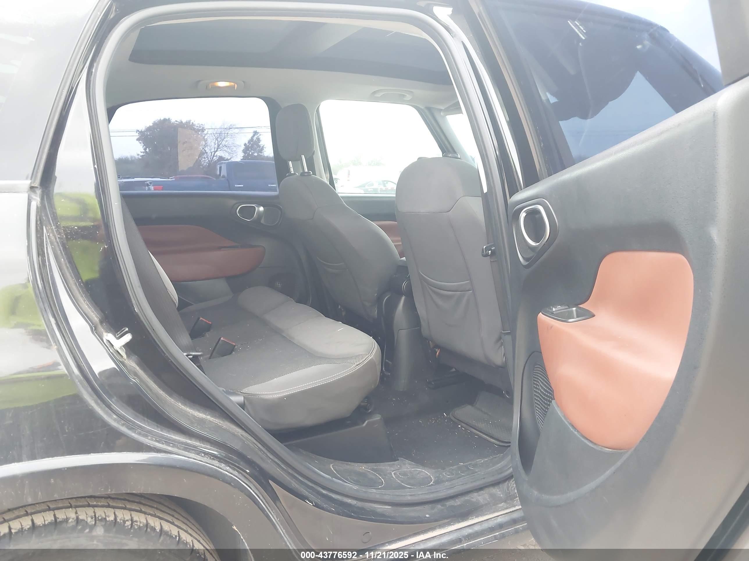 FIAT 500L image 8