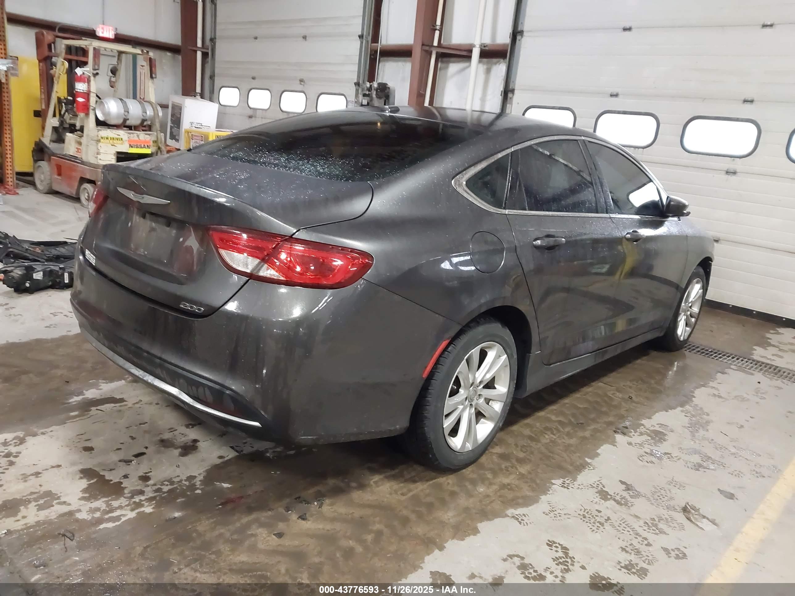 CHRYSLER 200 image 4