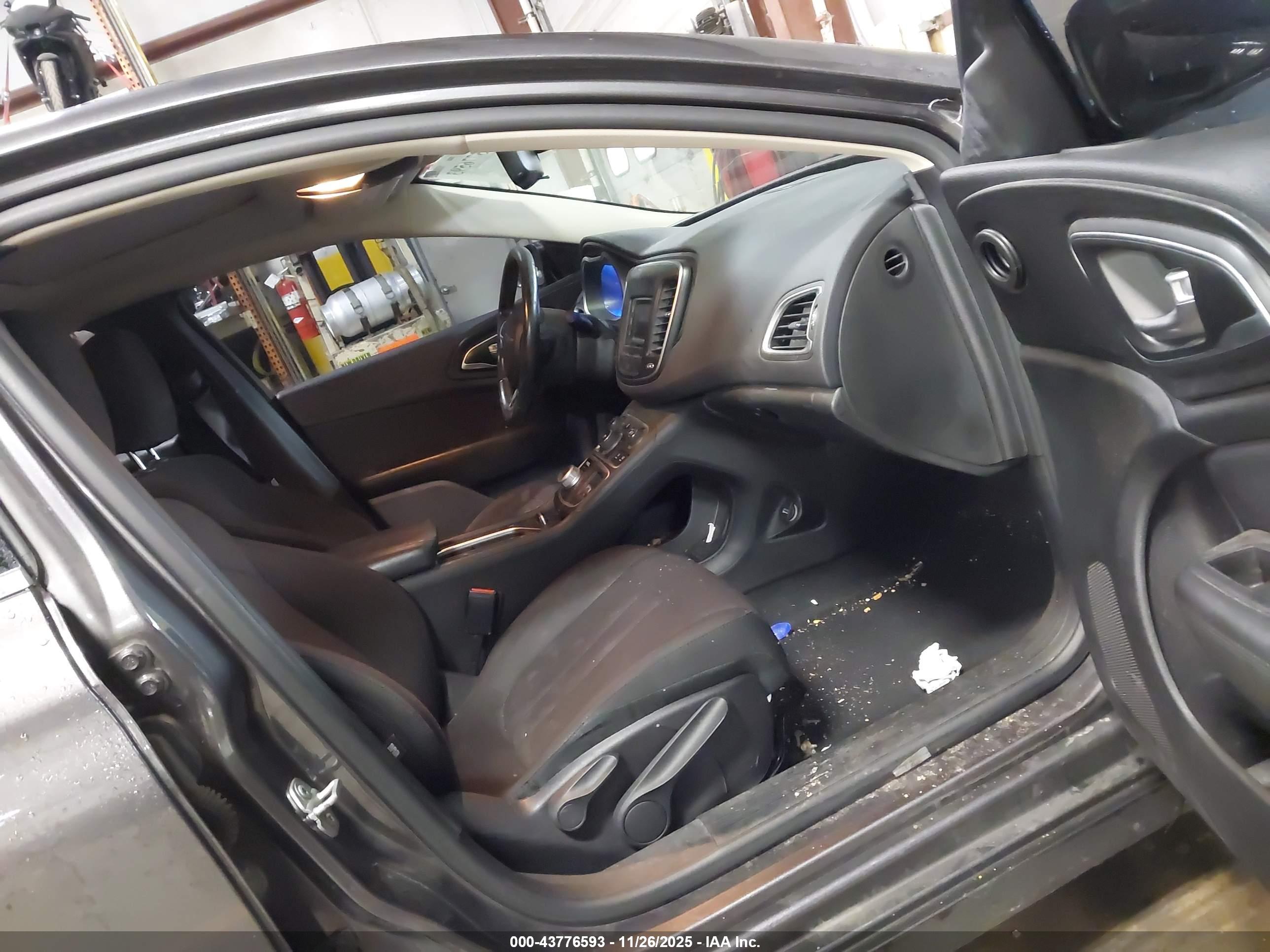 CHRYSLER 200 image 5