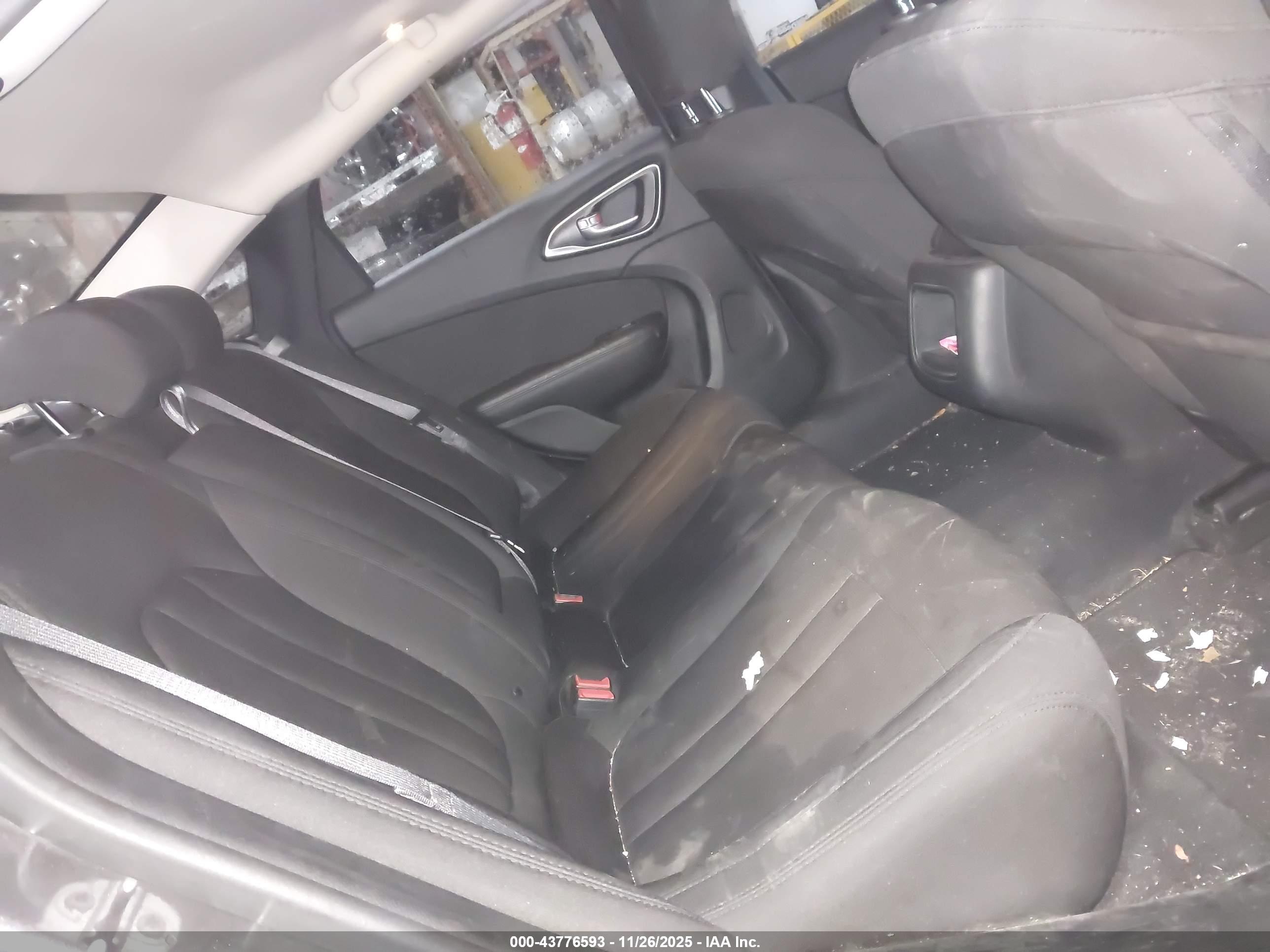 CHRYSLER 200 image 8