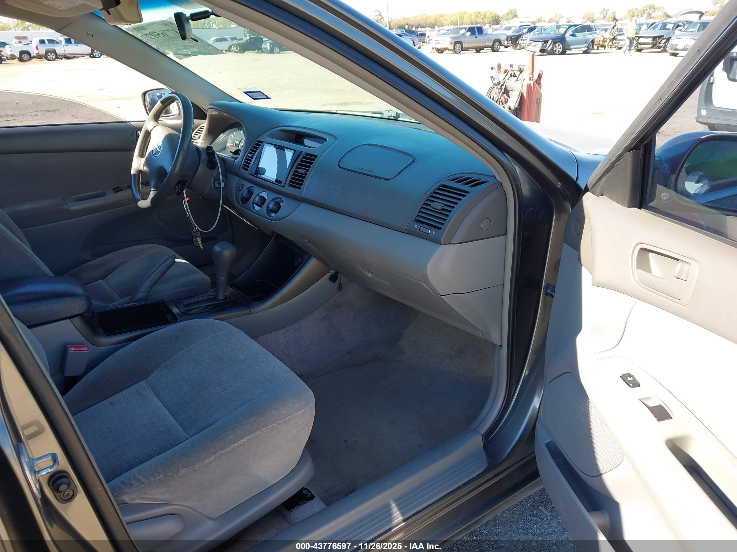 TOYOTA CAMRY image 5