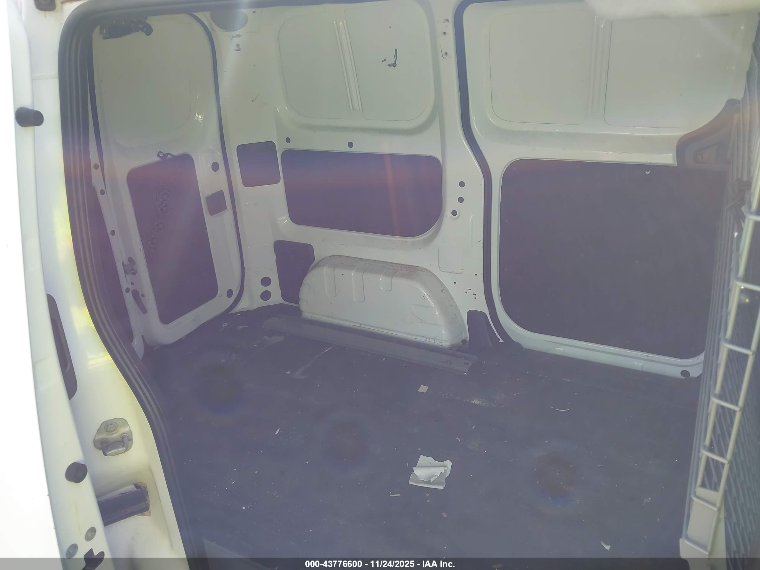 NISSAN NV200 image 8