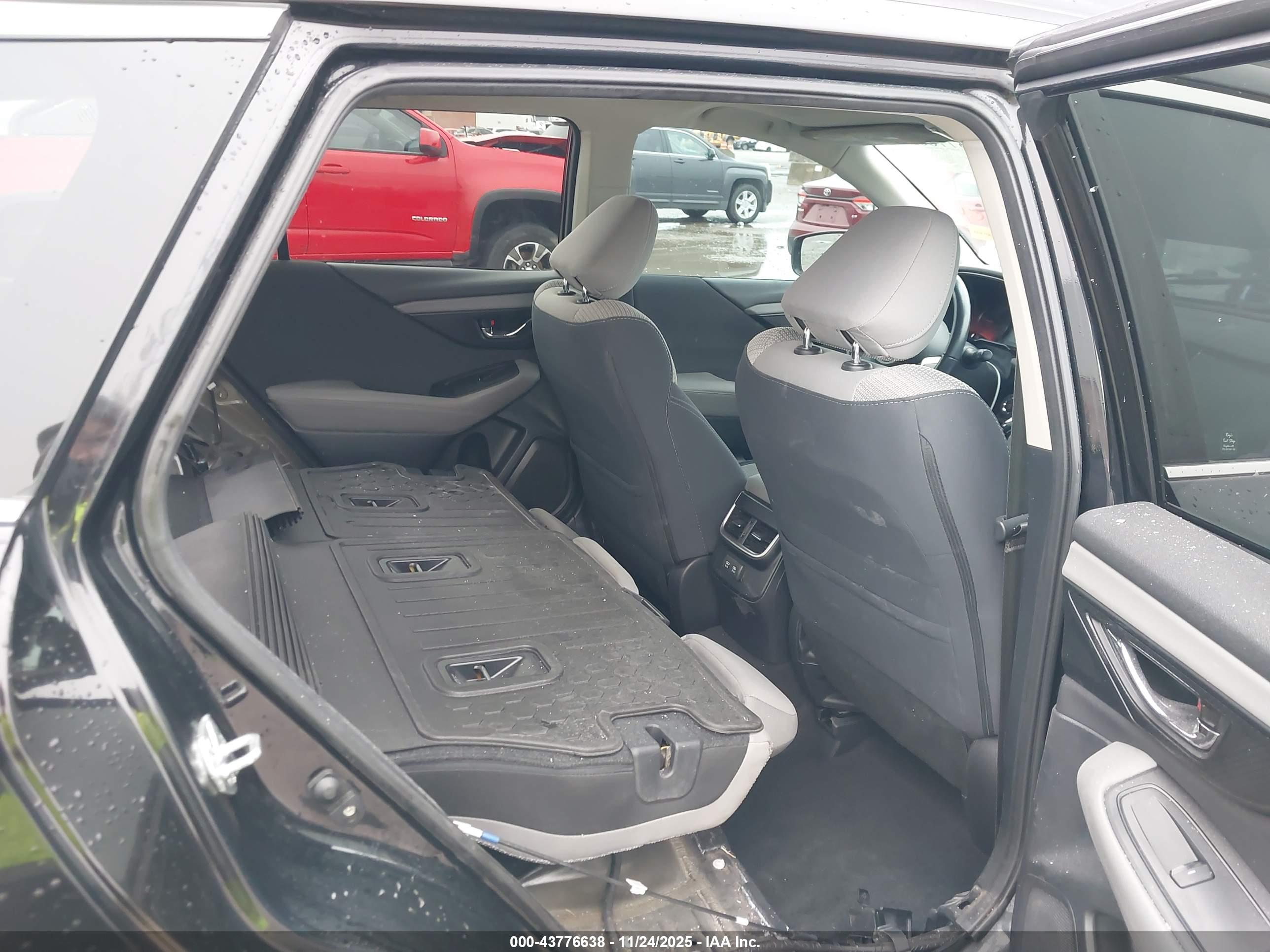 SUBARU OUTBACK image 8