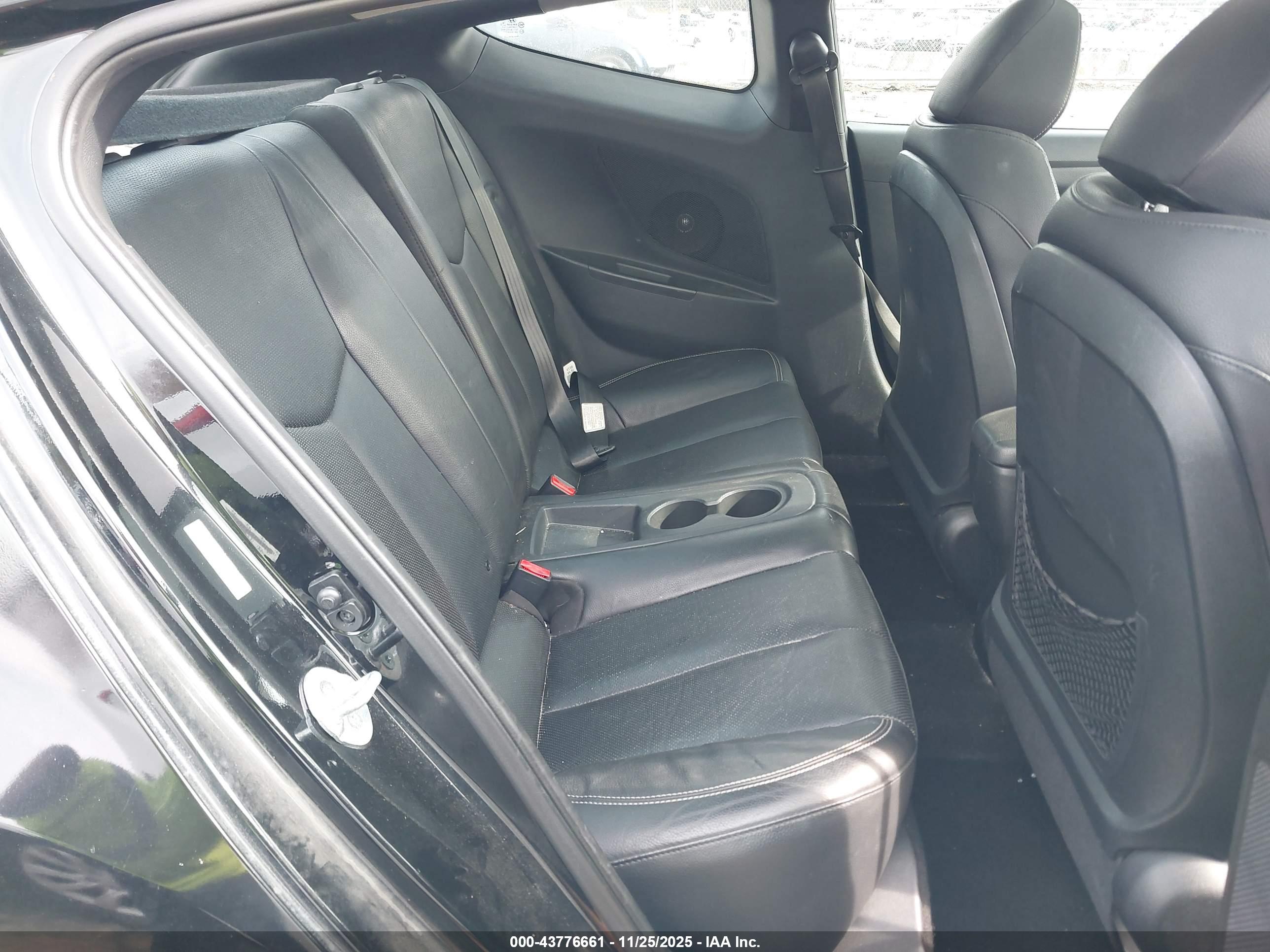 HYUNDAI VELOSTER image 8