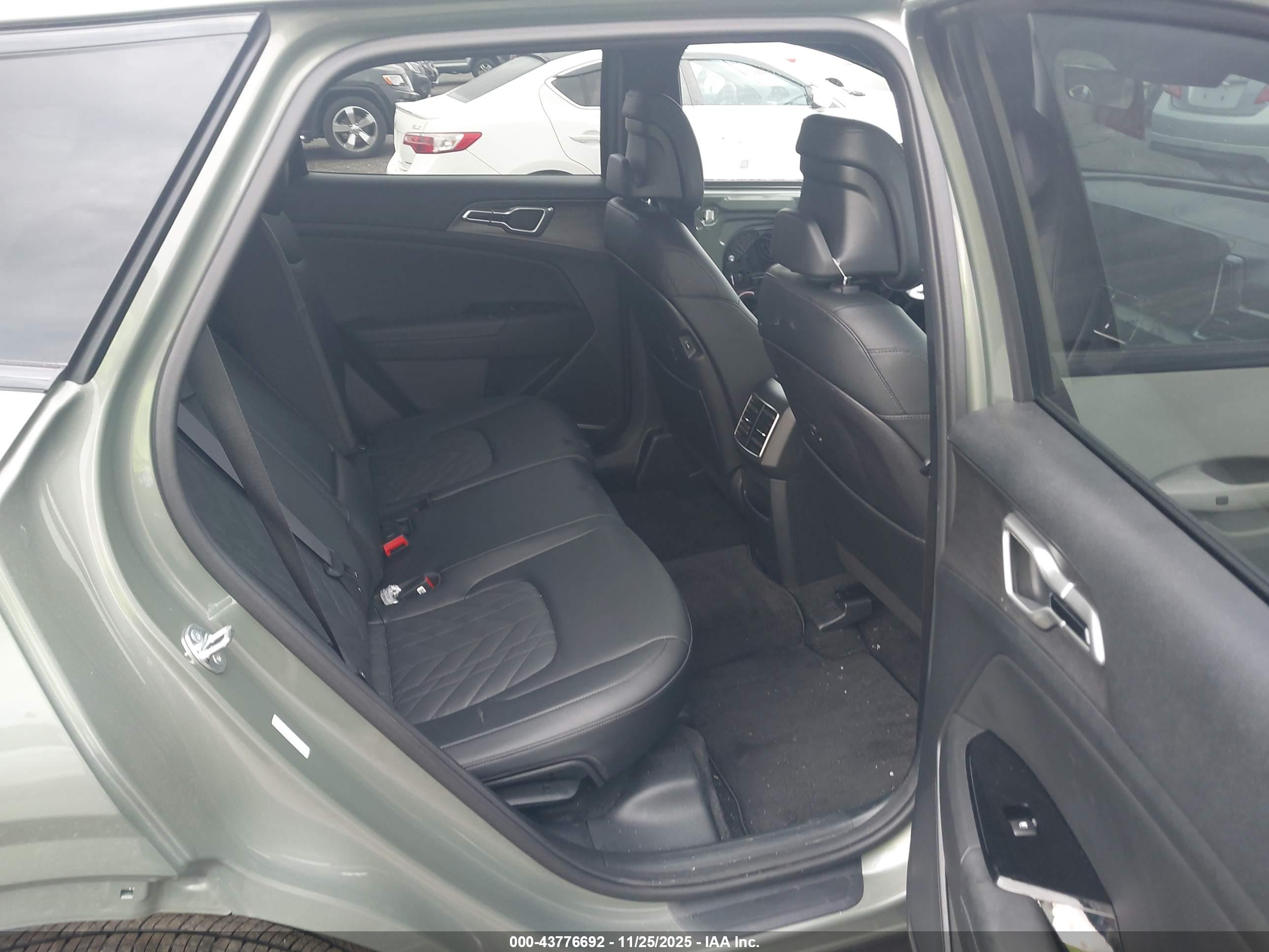 KIA SPORTAGE image 8