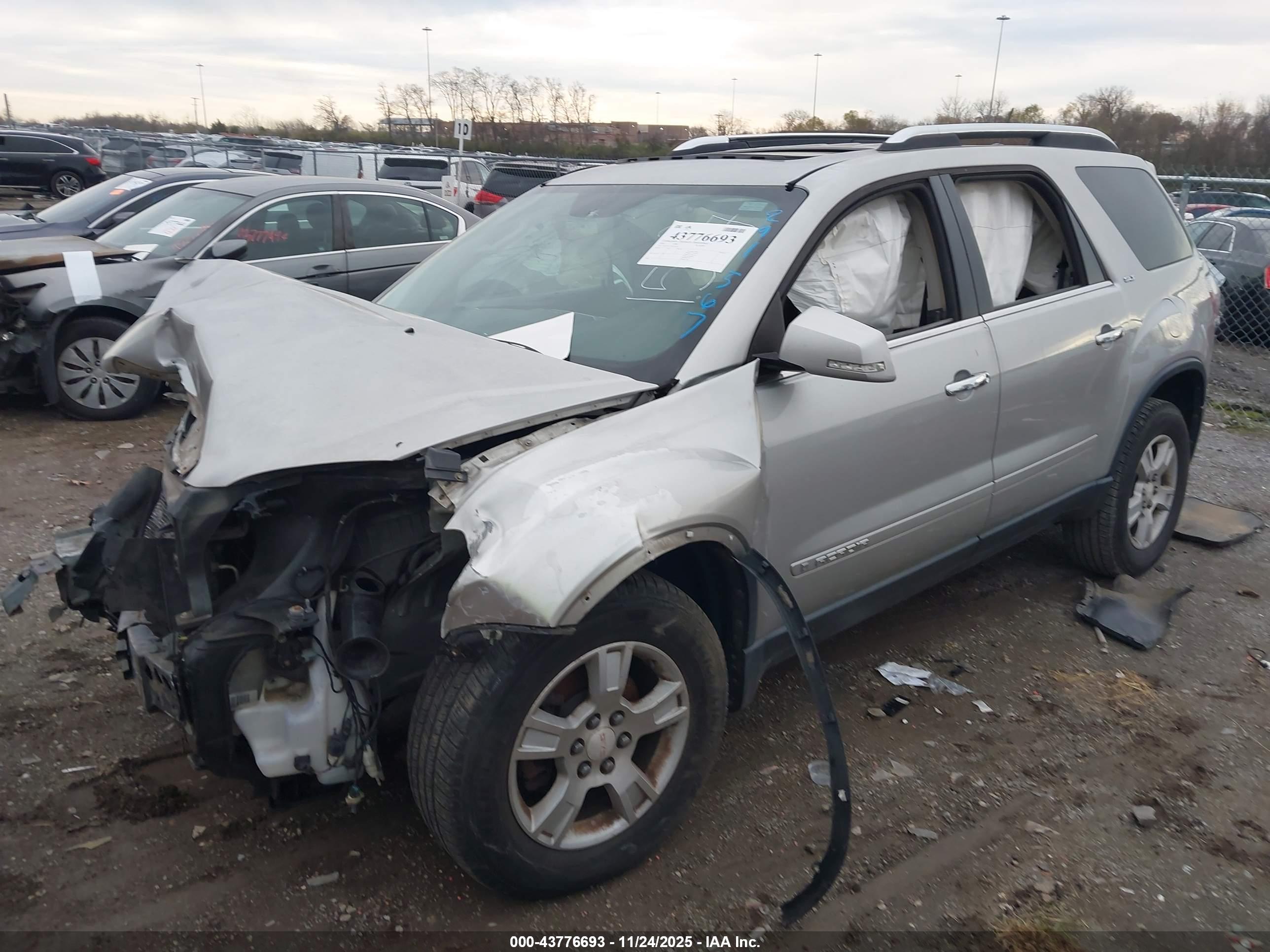 GMC ACADIA image 2