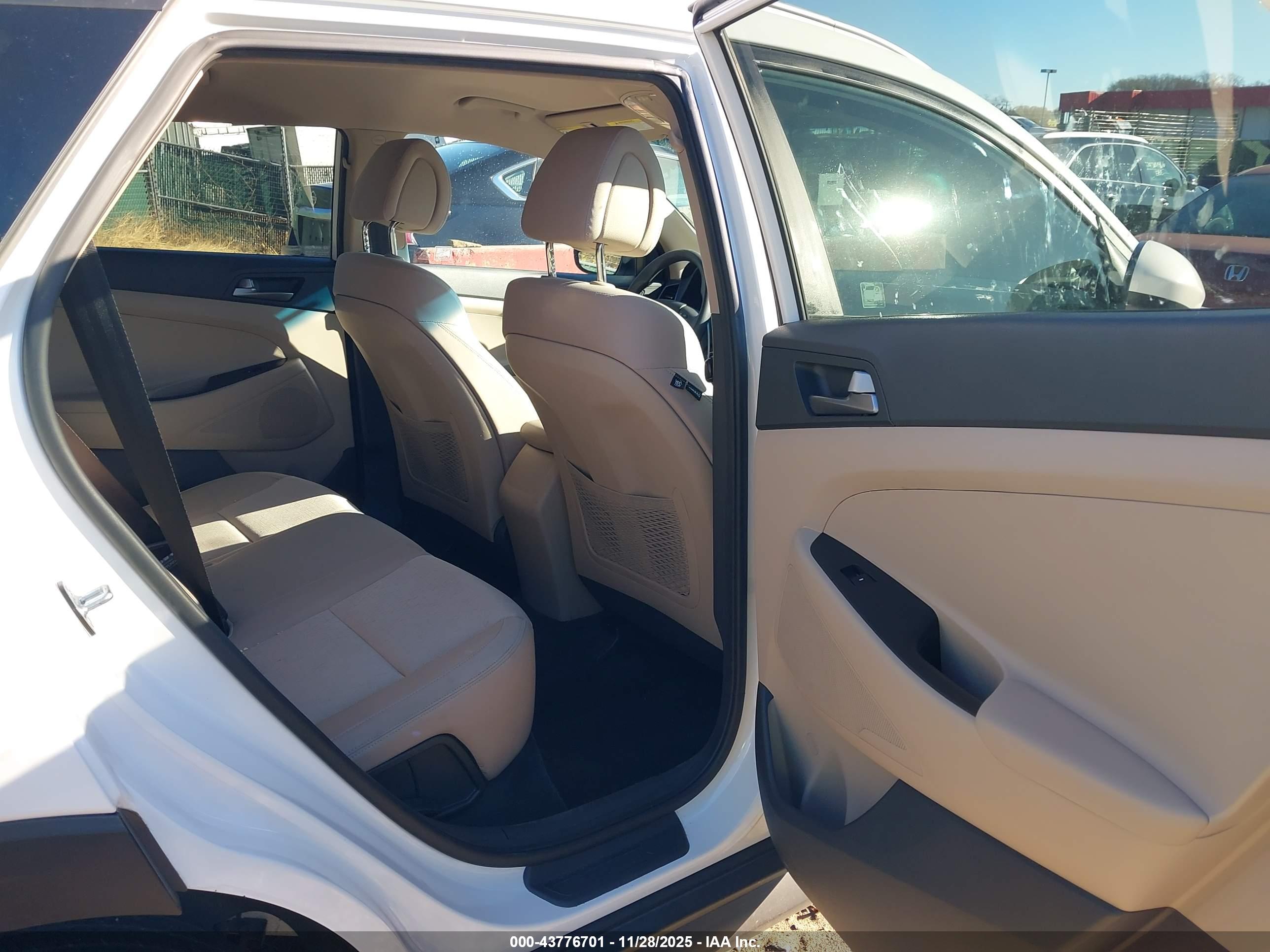 HYUNDAI TUCSON image 8