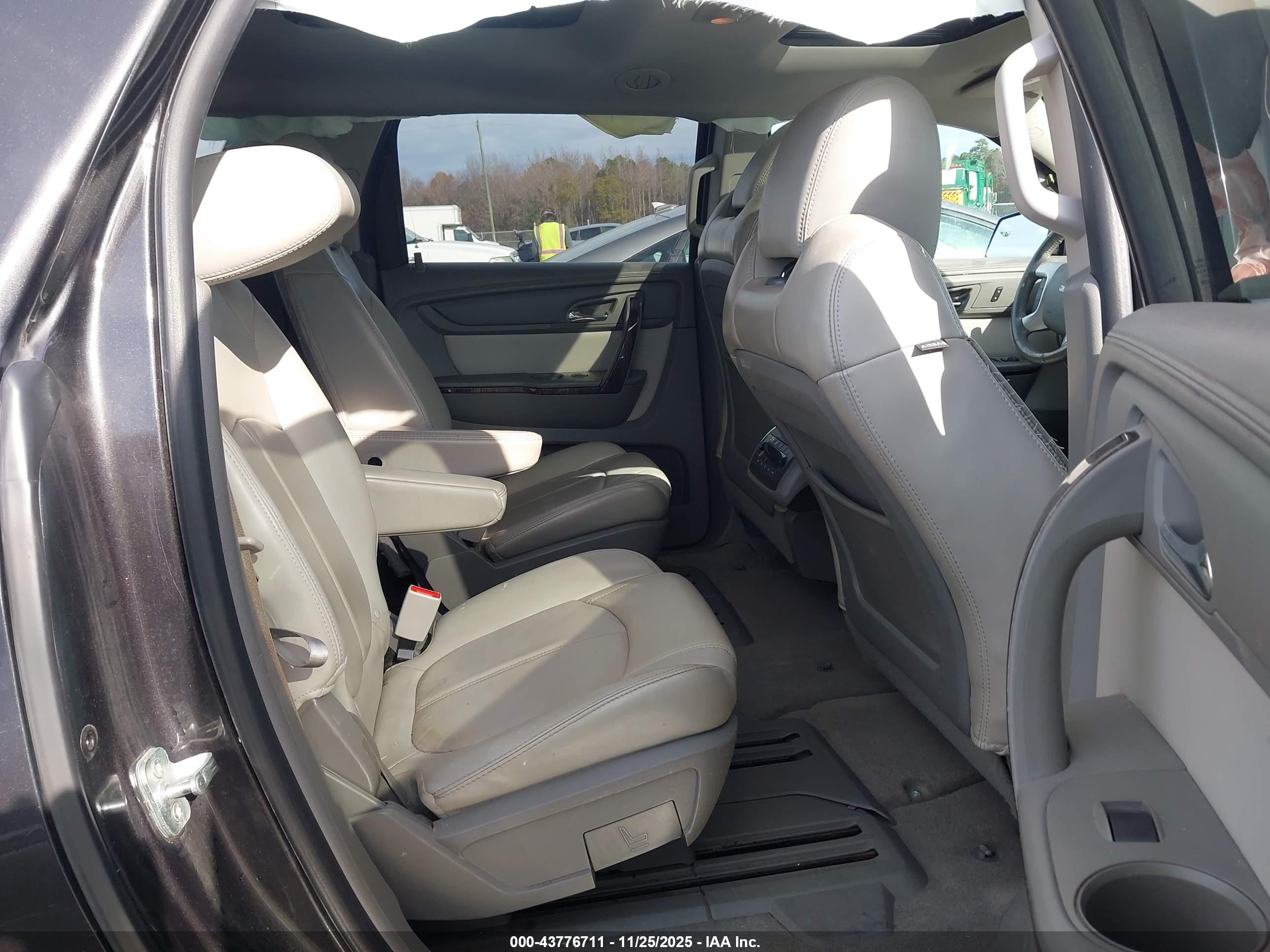 GMC ACADIA image 8