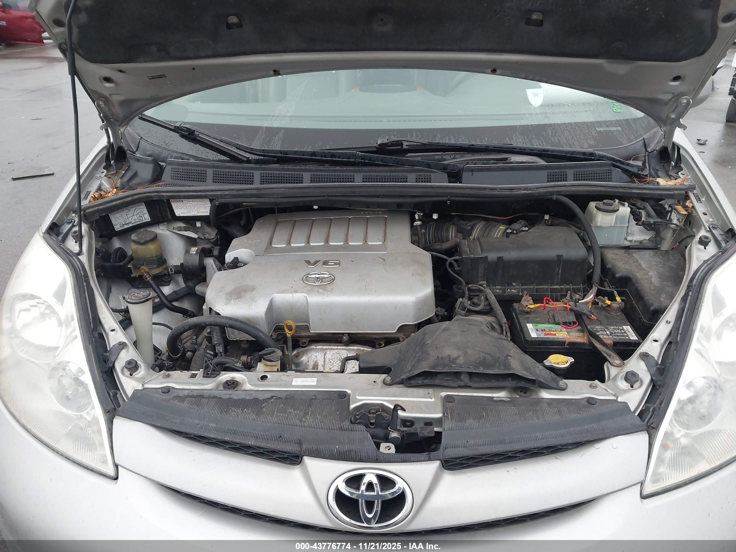 TOYOTA SIENNA image 10