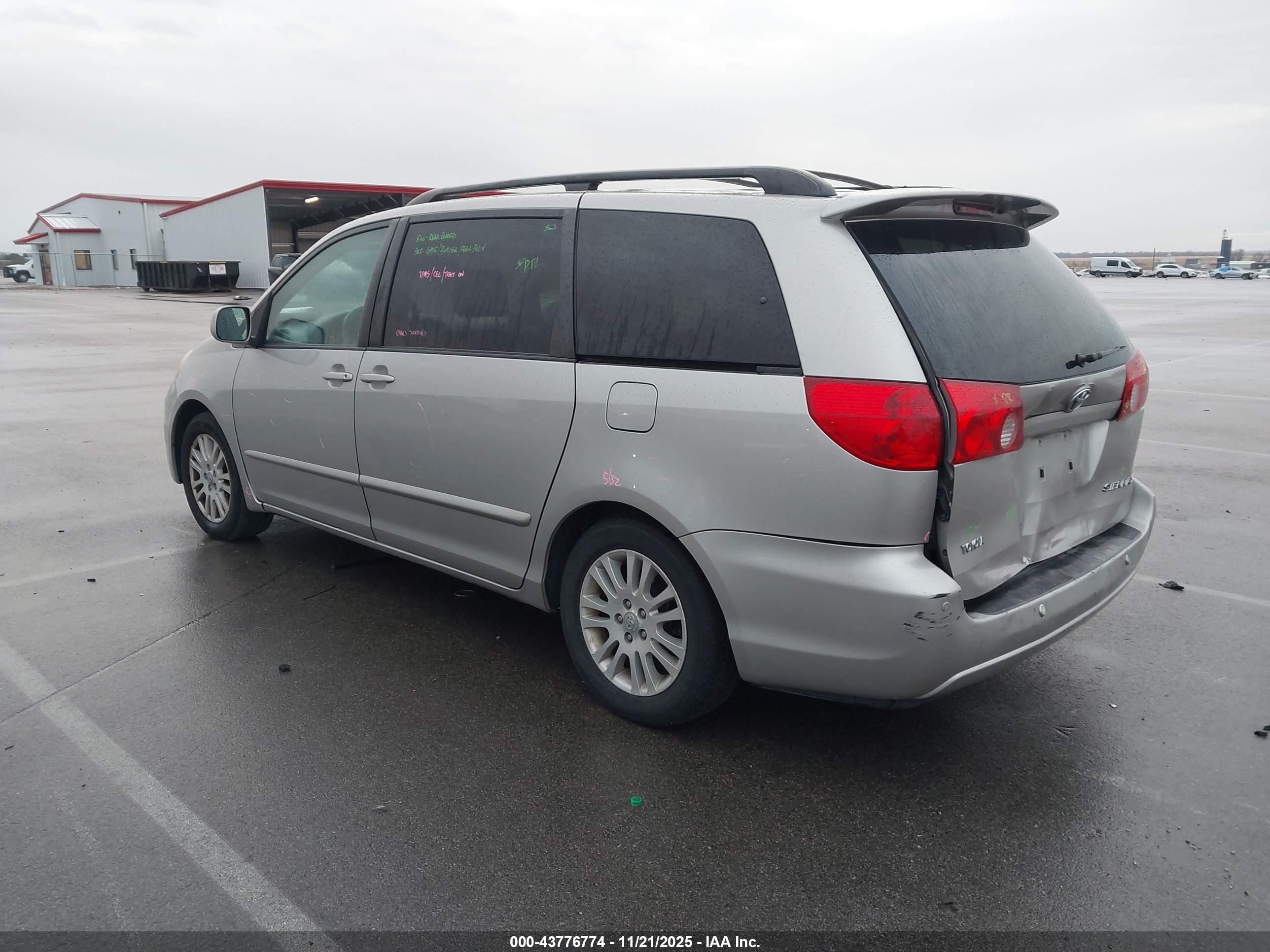 TOYOTA SIENNA image 3