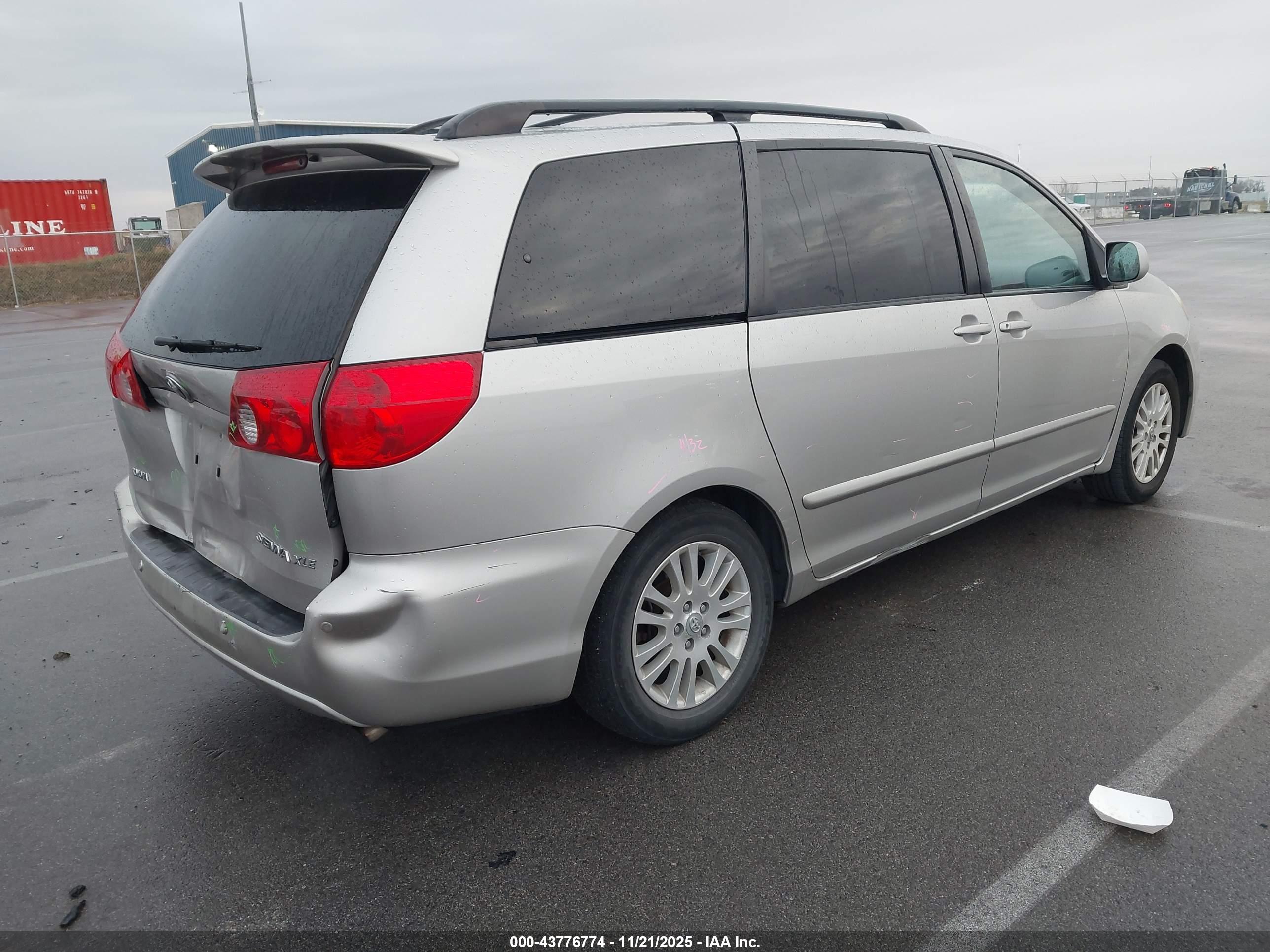 TOYOTA SIENNA image 4