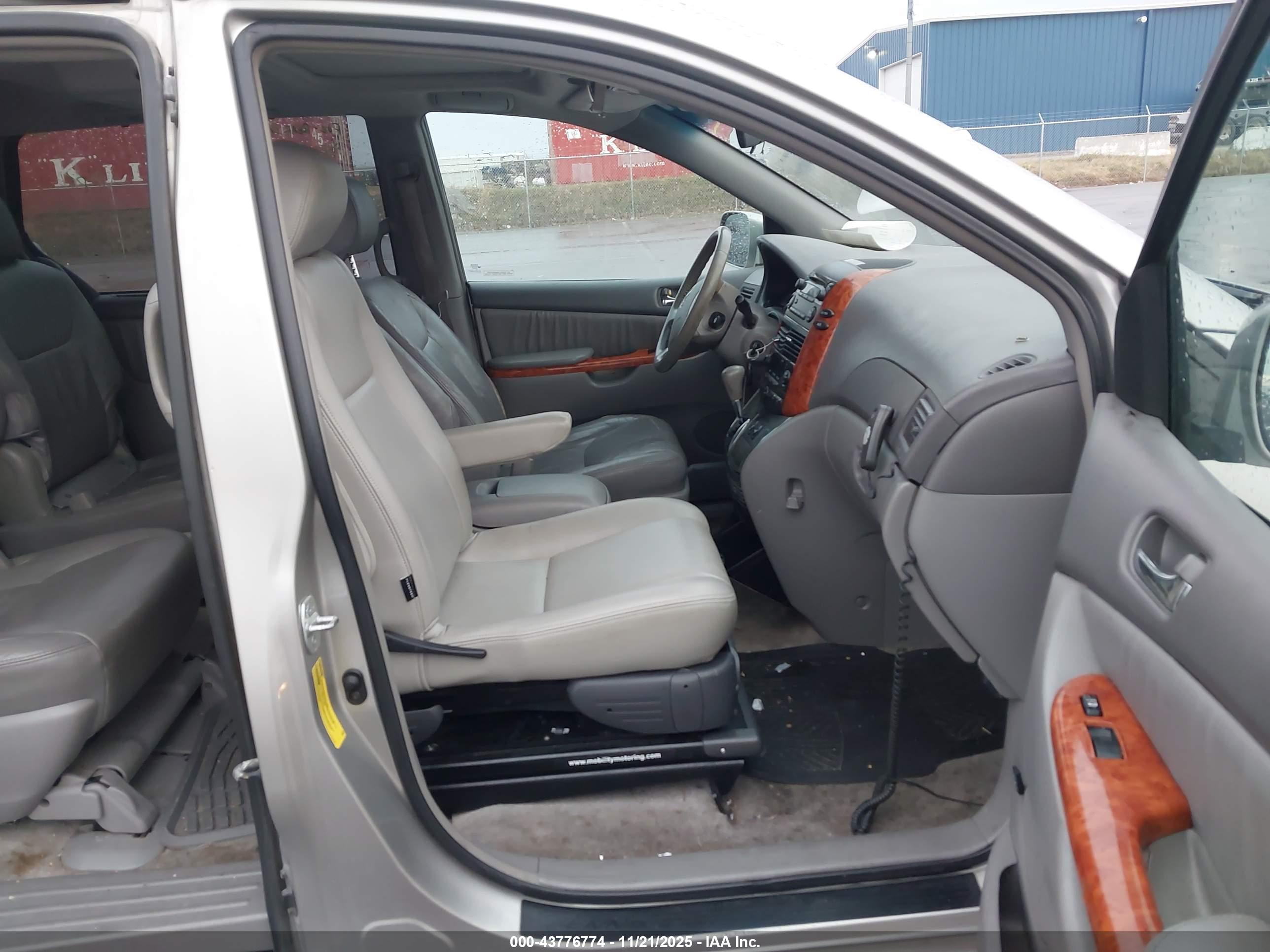 TOYOTA SIENNA image 5