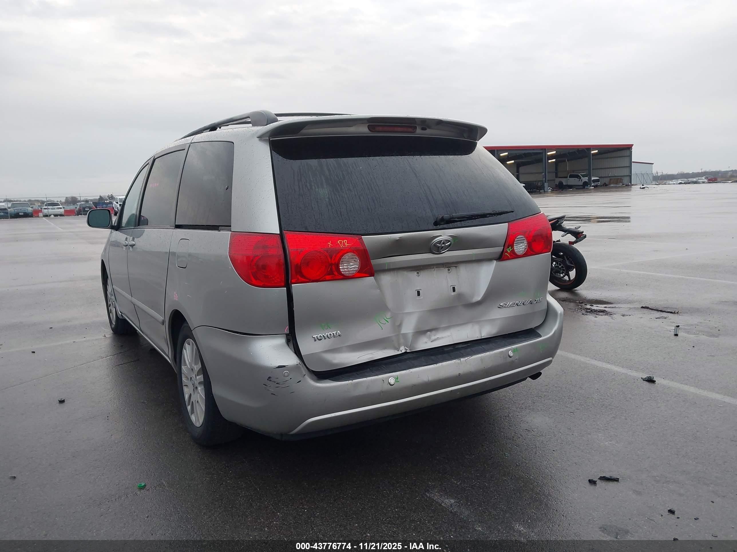 TOYOTA SIENNA image 6