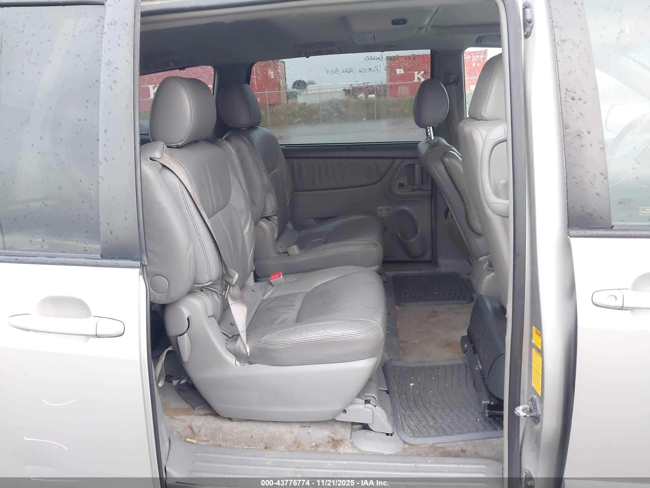 TOYOTA SIENNA image 8