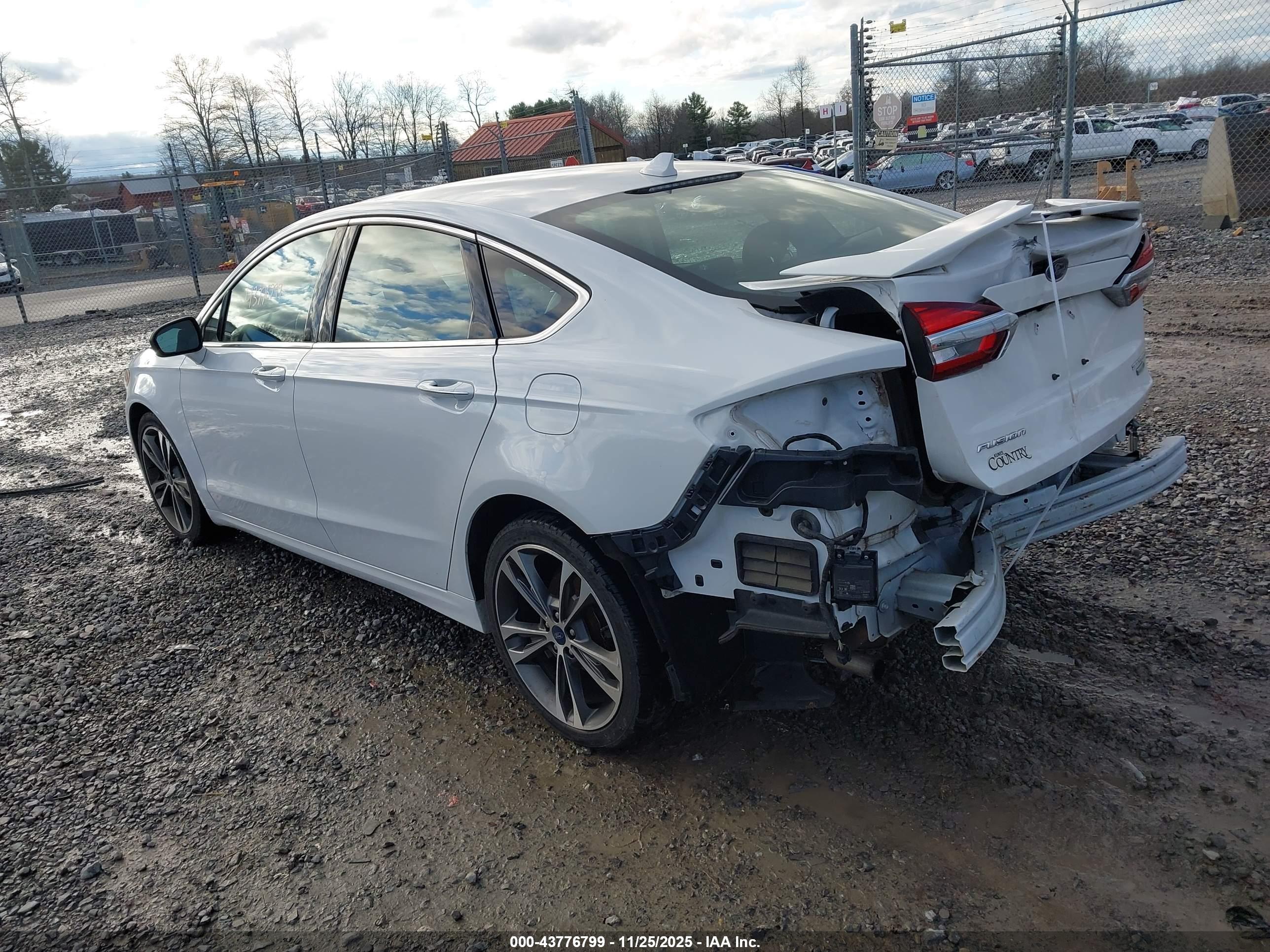 FORD FUSION image 3