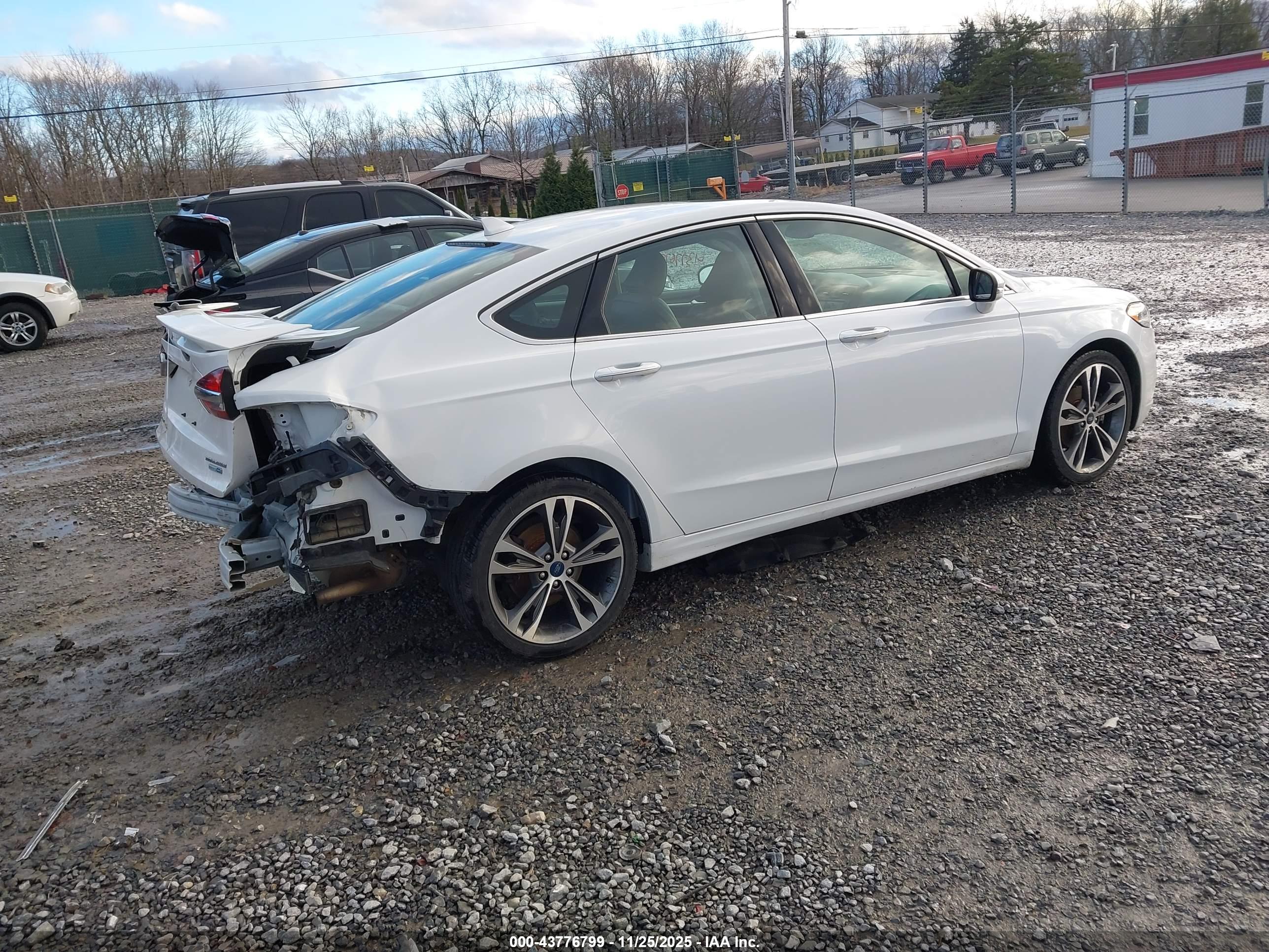 FORD FUSION image 4