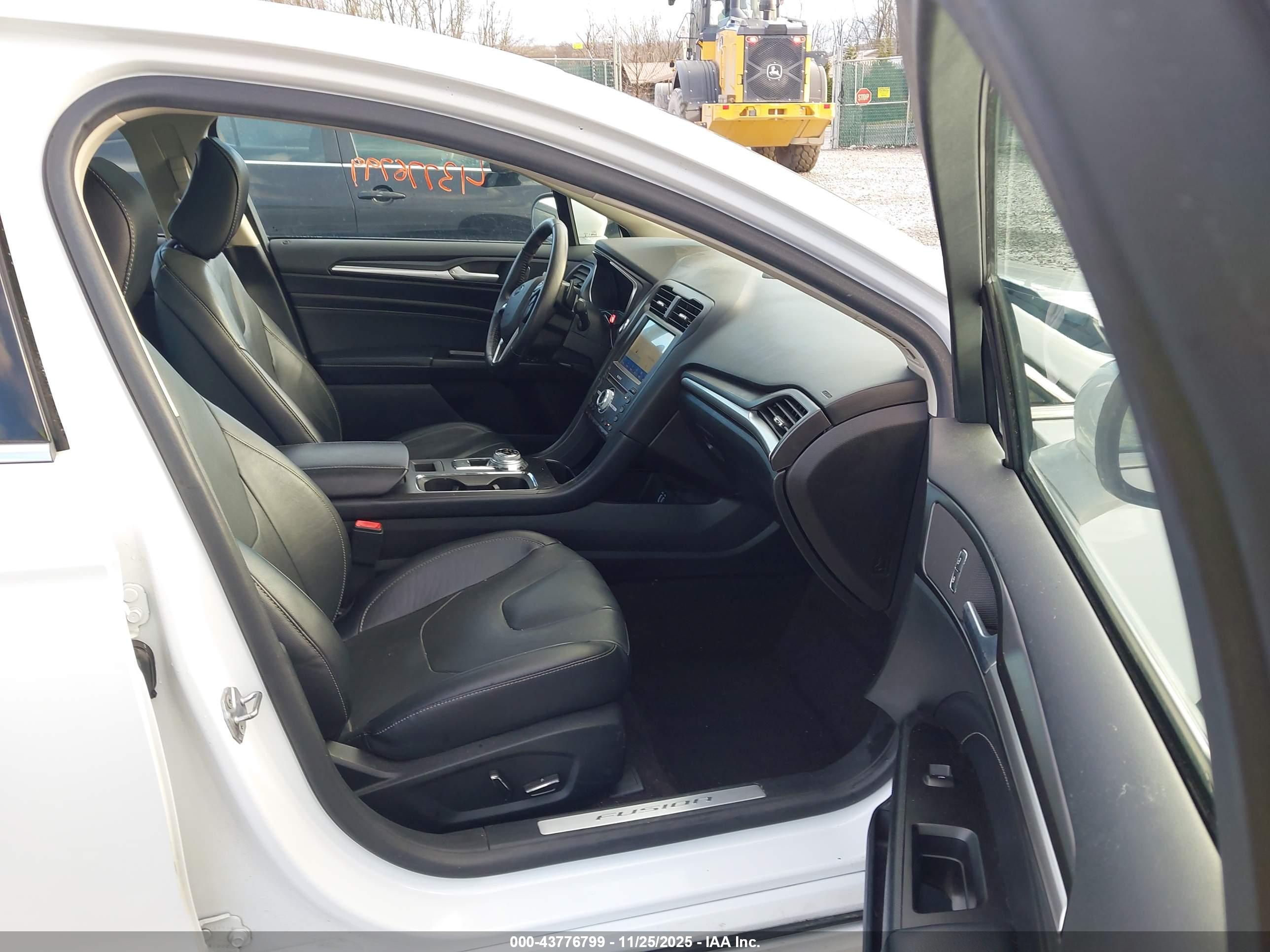 FORD FUSION image 5