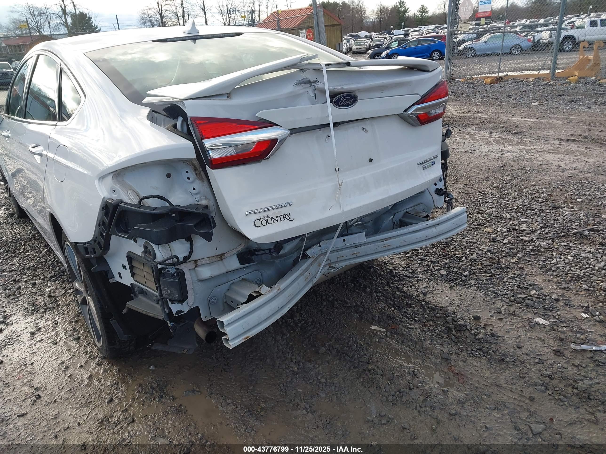 FORD FUSION image 6