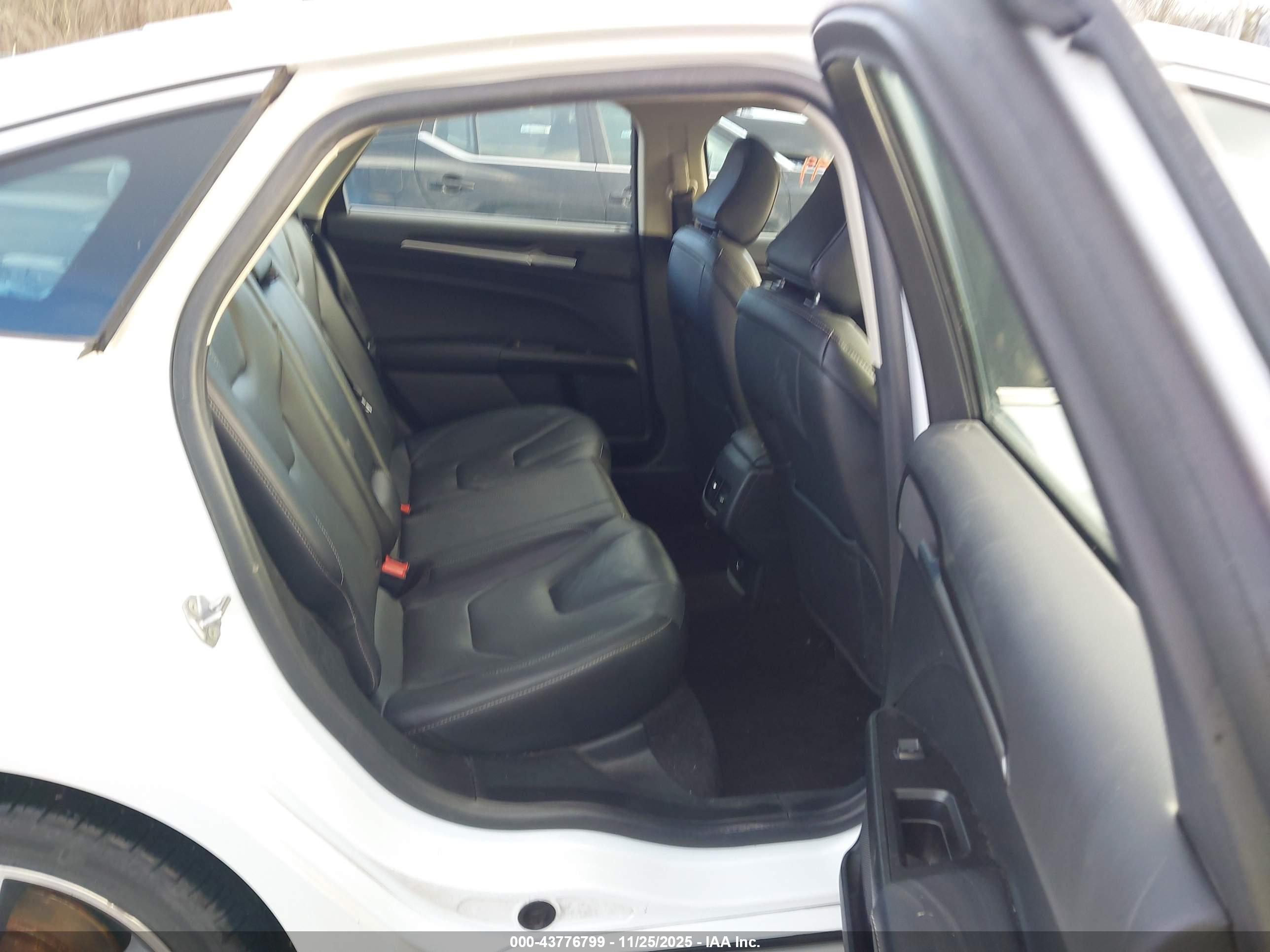 FORD FUSION image 8