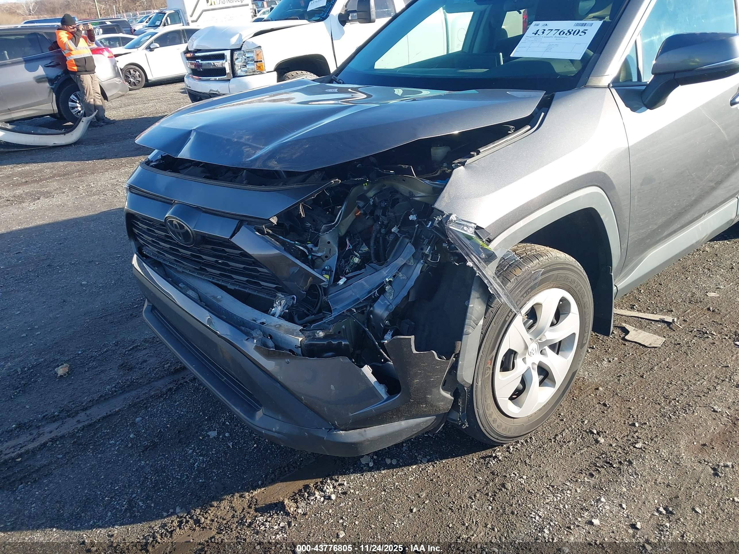 TOYOTA RAV4 image 6