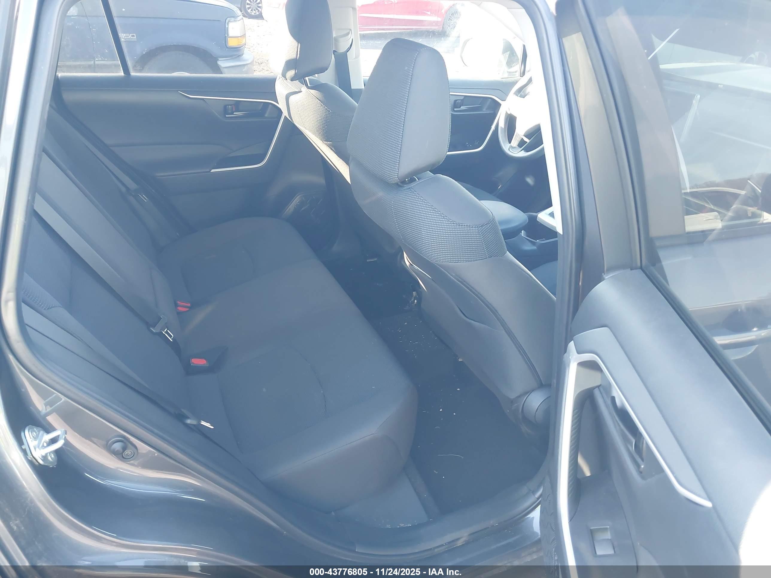 TOYOTA RAV4 image 8