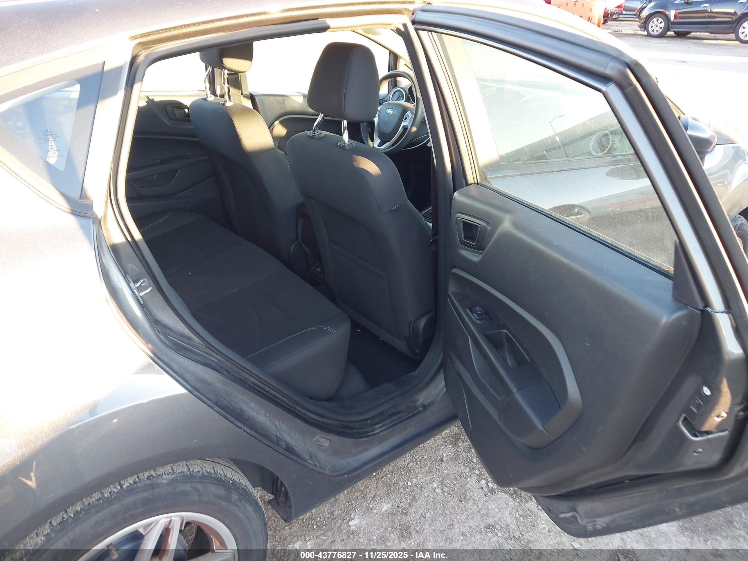FORD FIESTA image 8