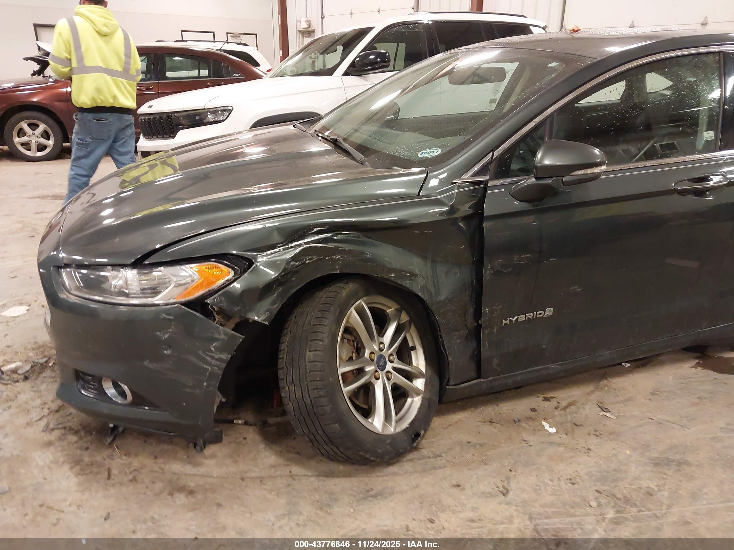 FORD FUSION image 6
