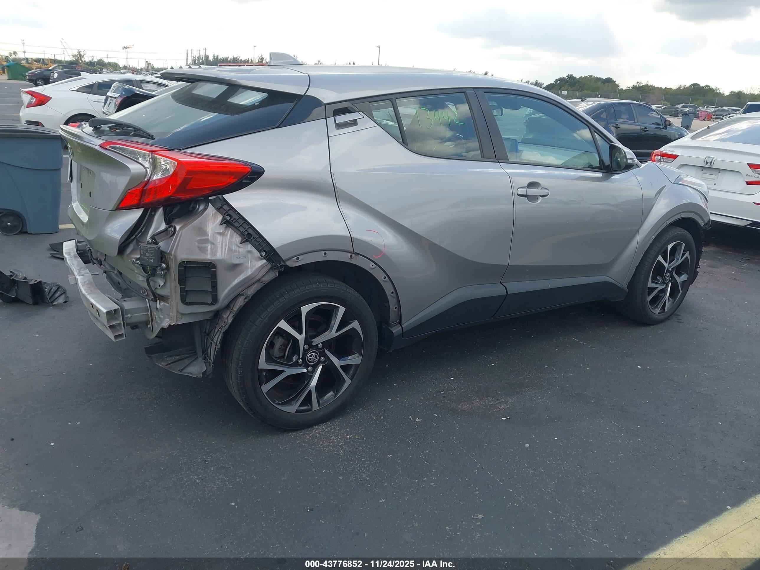 TOYOTA C-HR image 4