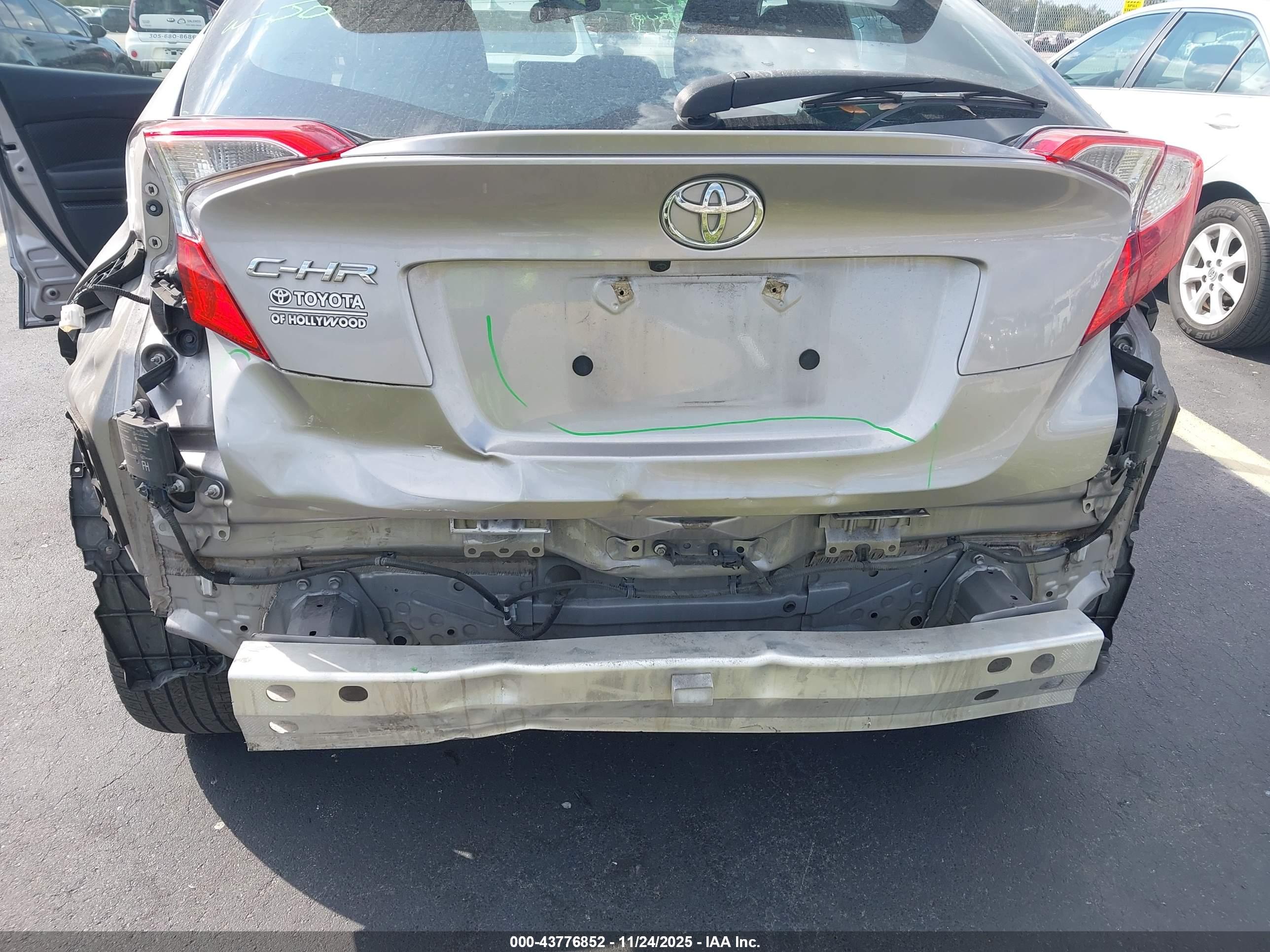 TOYOTA C-HR image 6