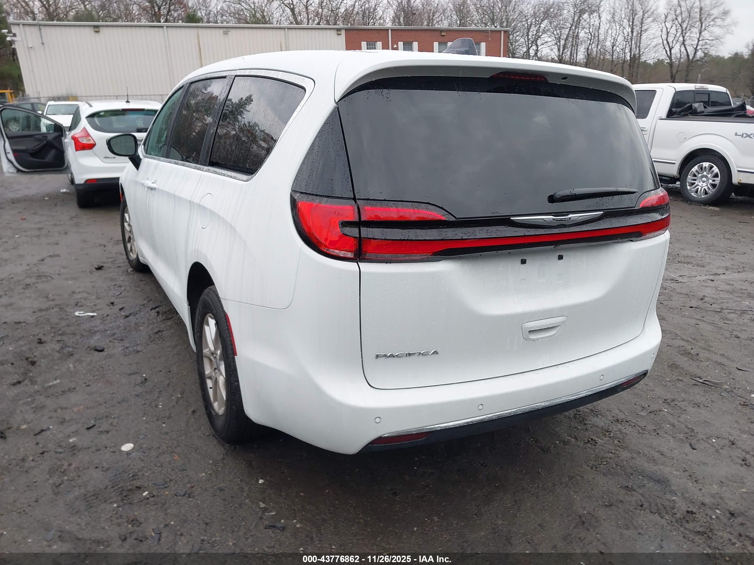 CHRYSLER PACIFICA image 3