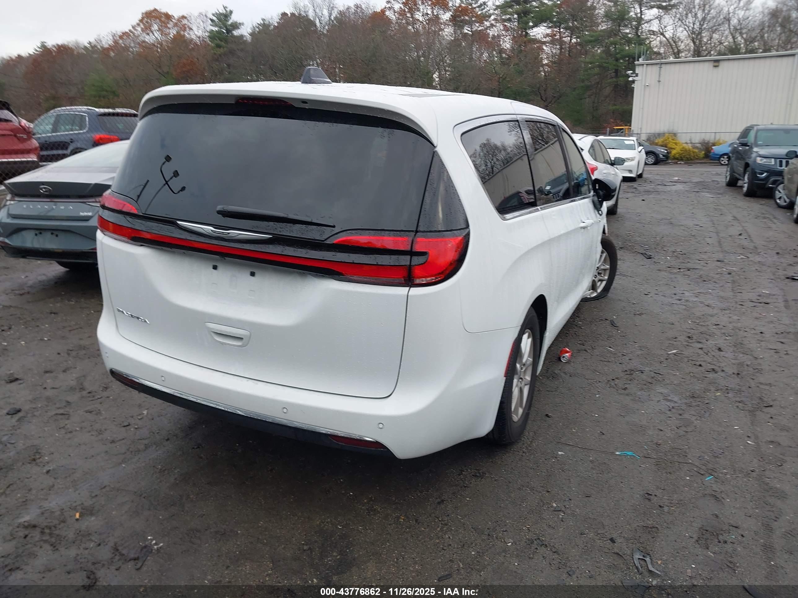 CHRYSLER PACIFICA image 4