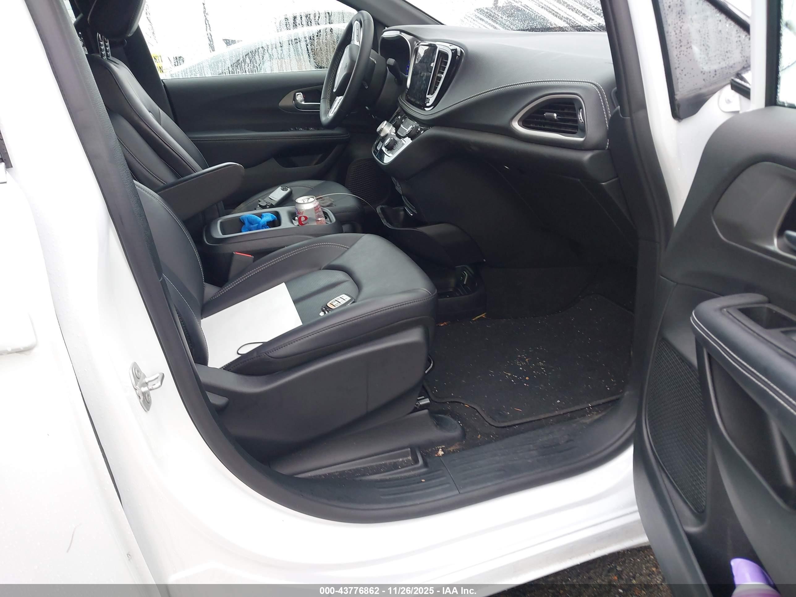 CHRYSLER PACIFICA image 5